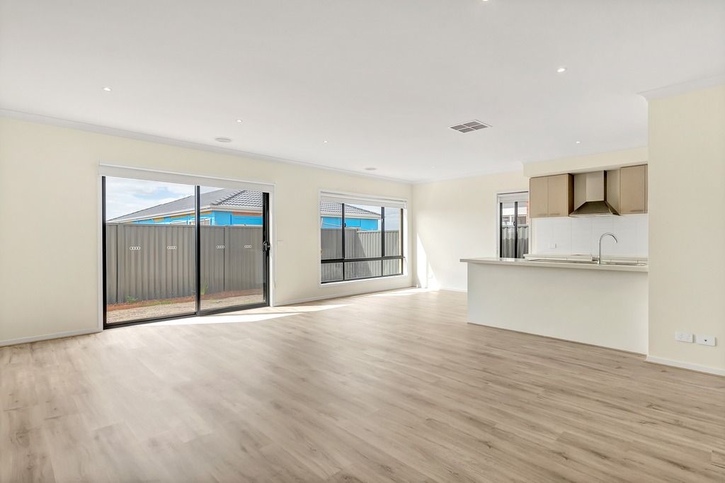 10 Noble Road, Rockbank, VIC 3335