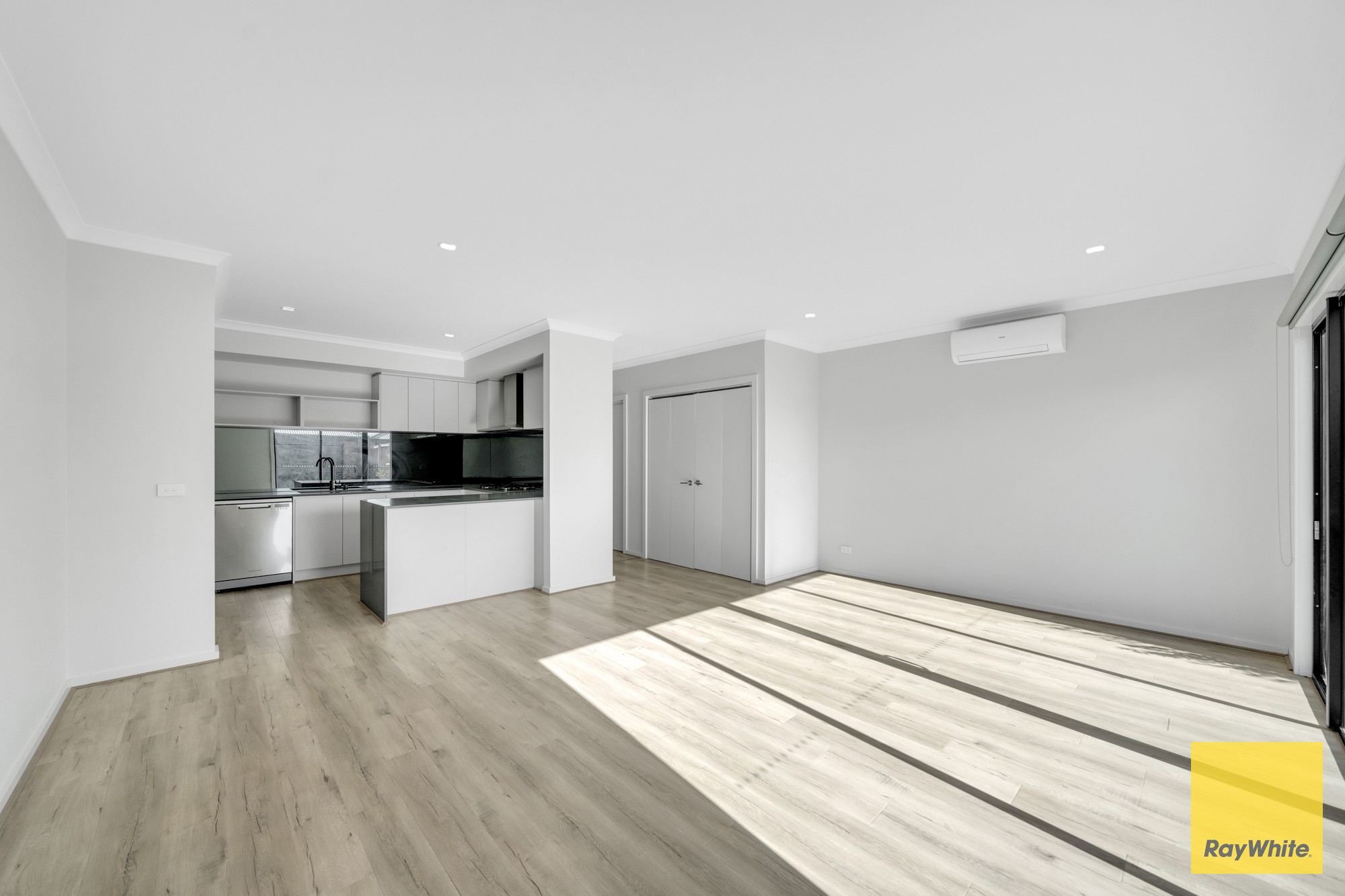 19 Whitecross Drive, THORNHILL PARK, VIC 3335