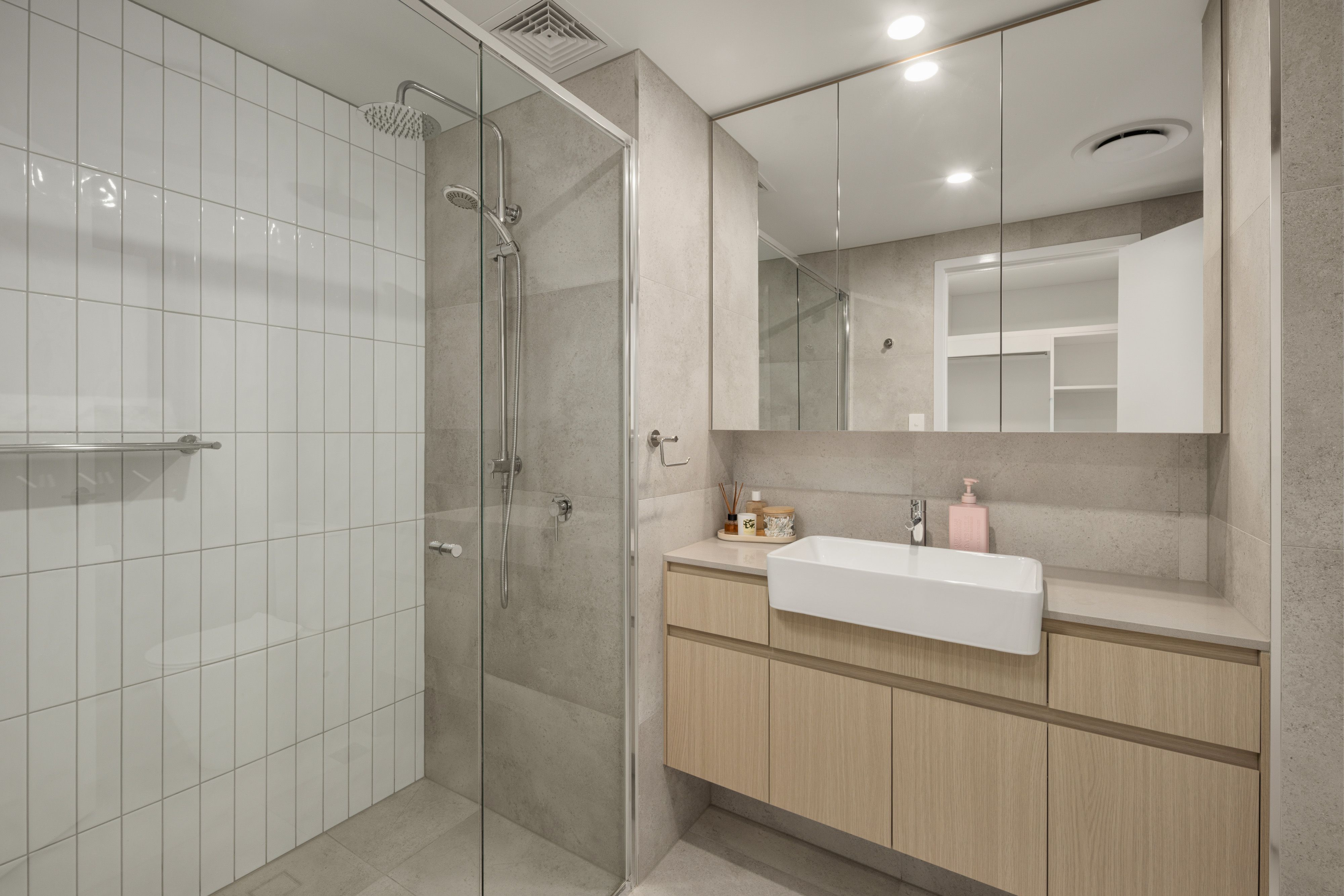 209/68 Sir Fred Schonell Drive — photo 7 of 8
