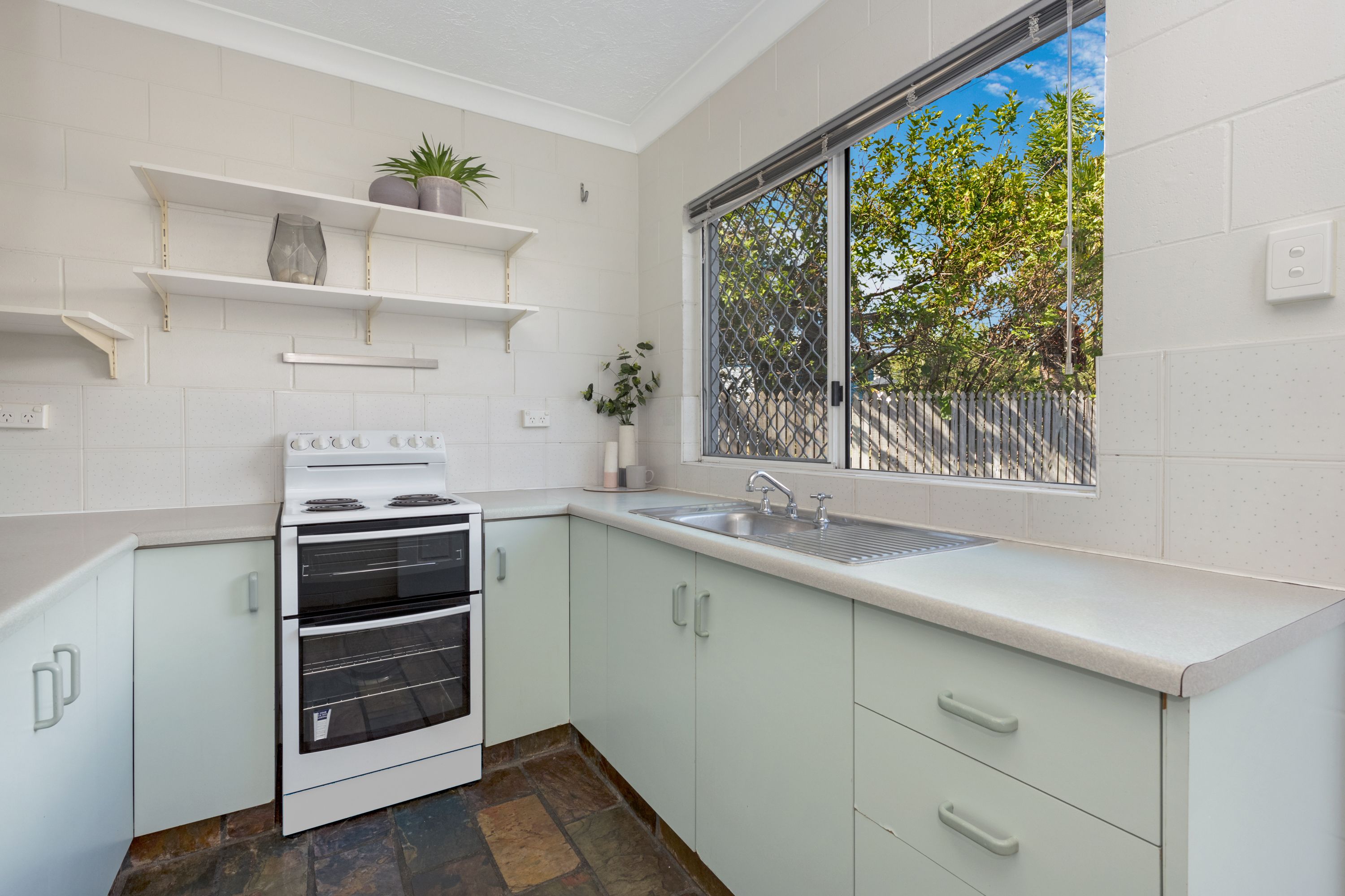 36 Henry Street, West End QLD 4810