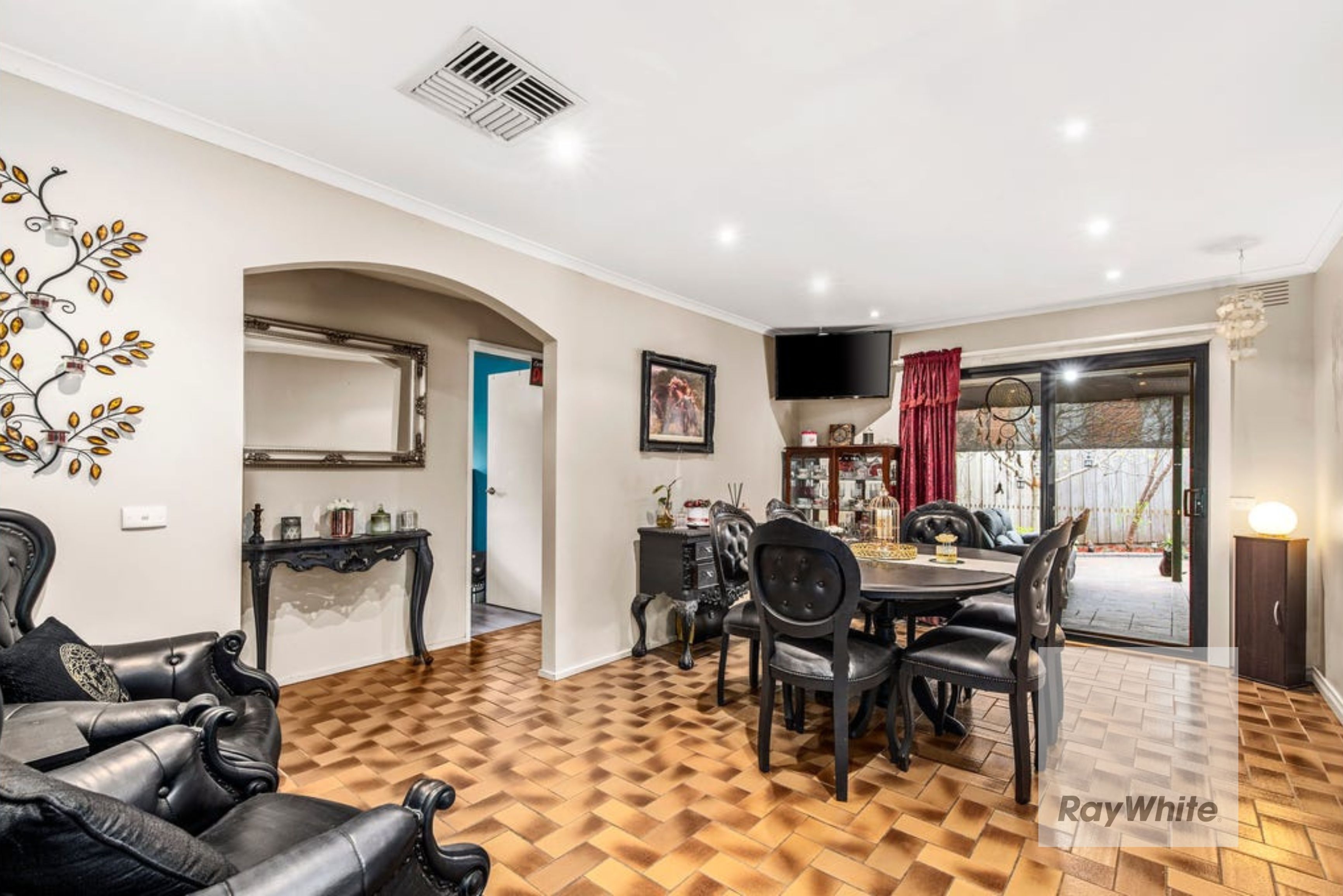2 Madigan Crescent — photo 4 of 9