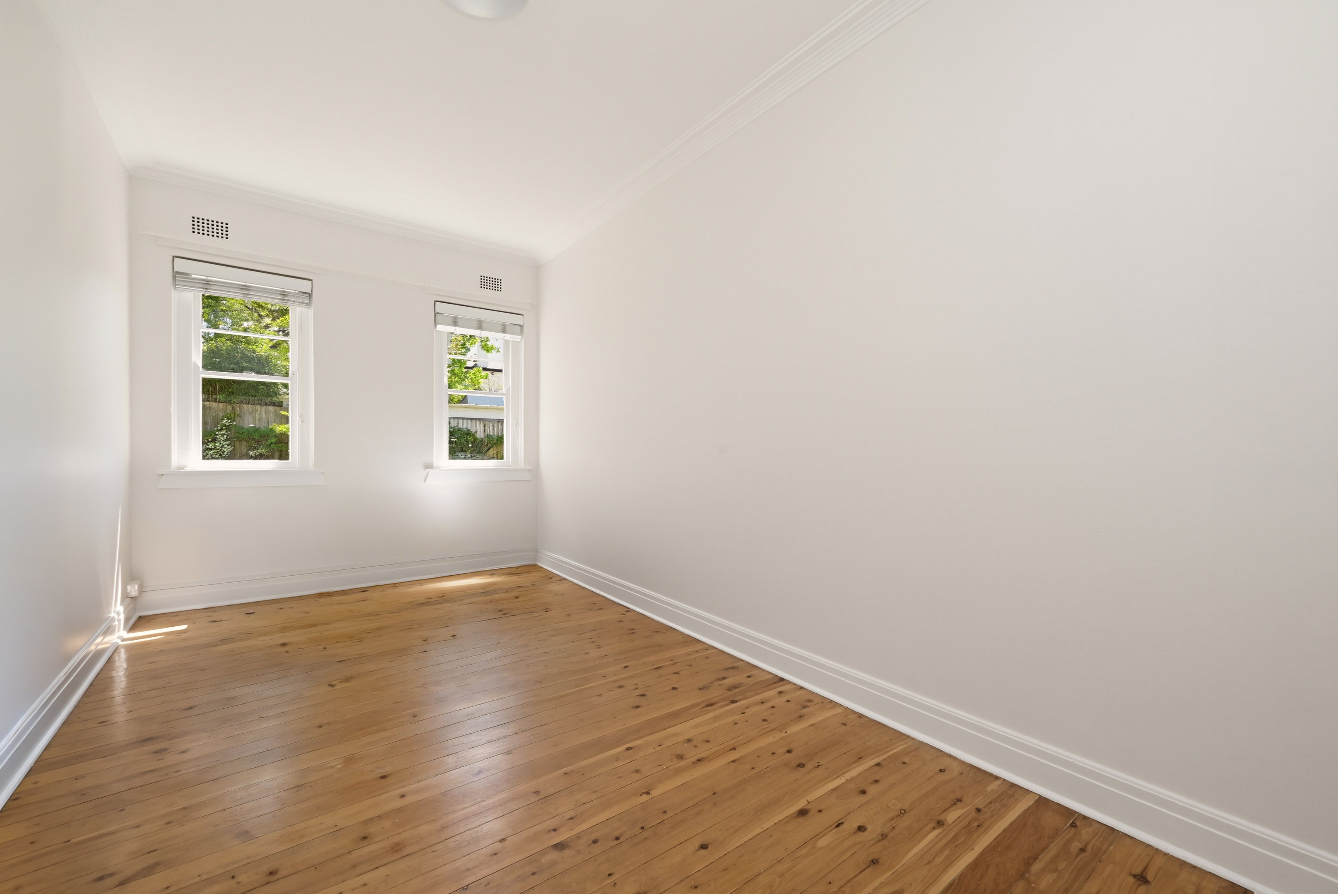 11/12 Dutruc Street — photo 3 of 8