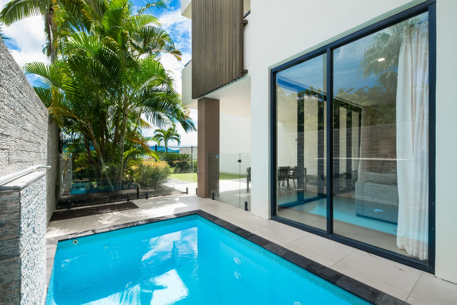 2/11 Altmann Avenue, Cannonvale, QLD 4802