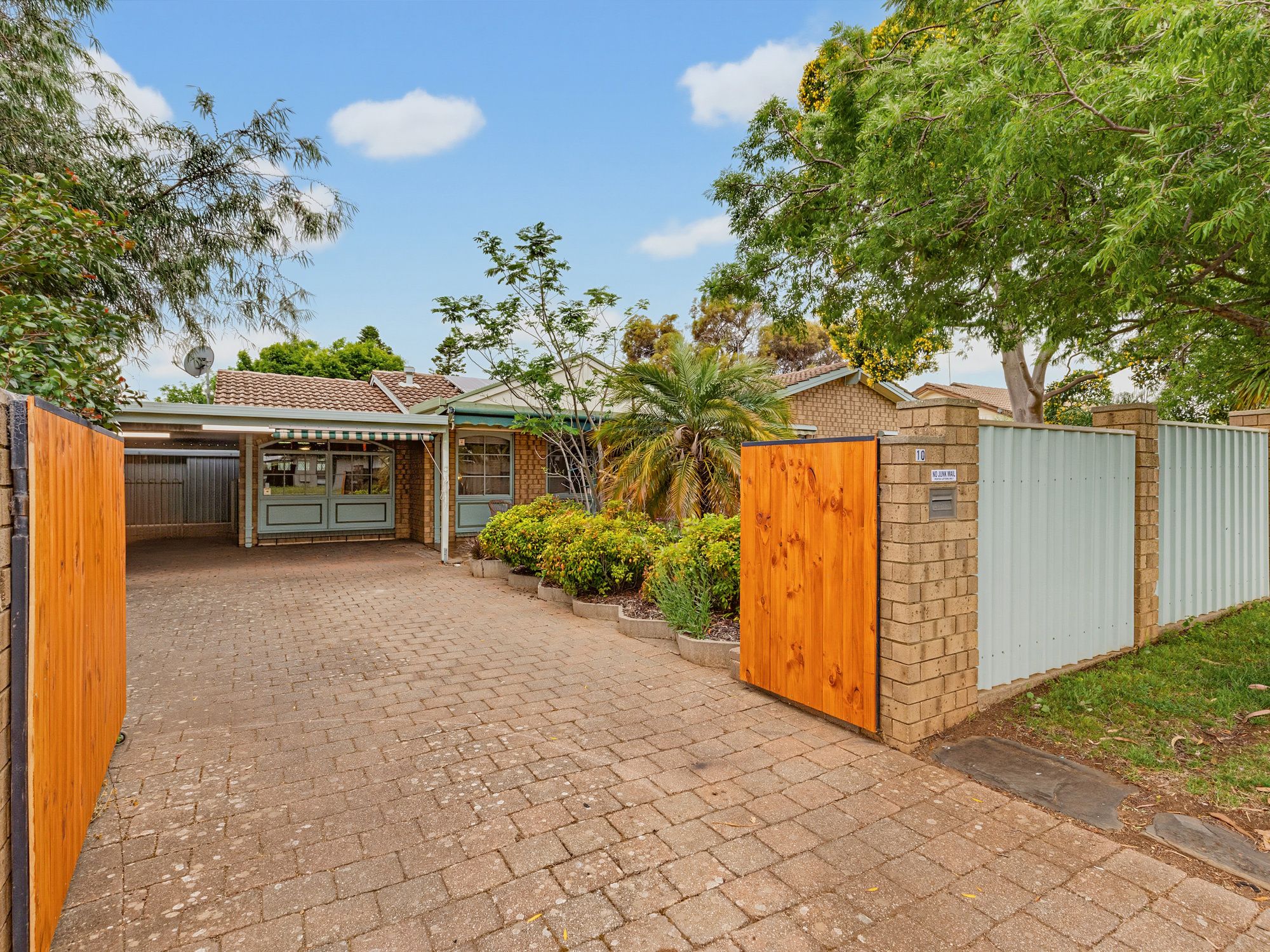 10 Thomas Crescent — photo from Ray White Morphett Vale