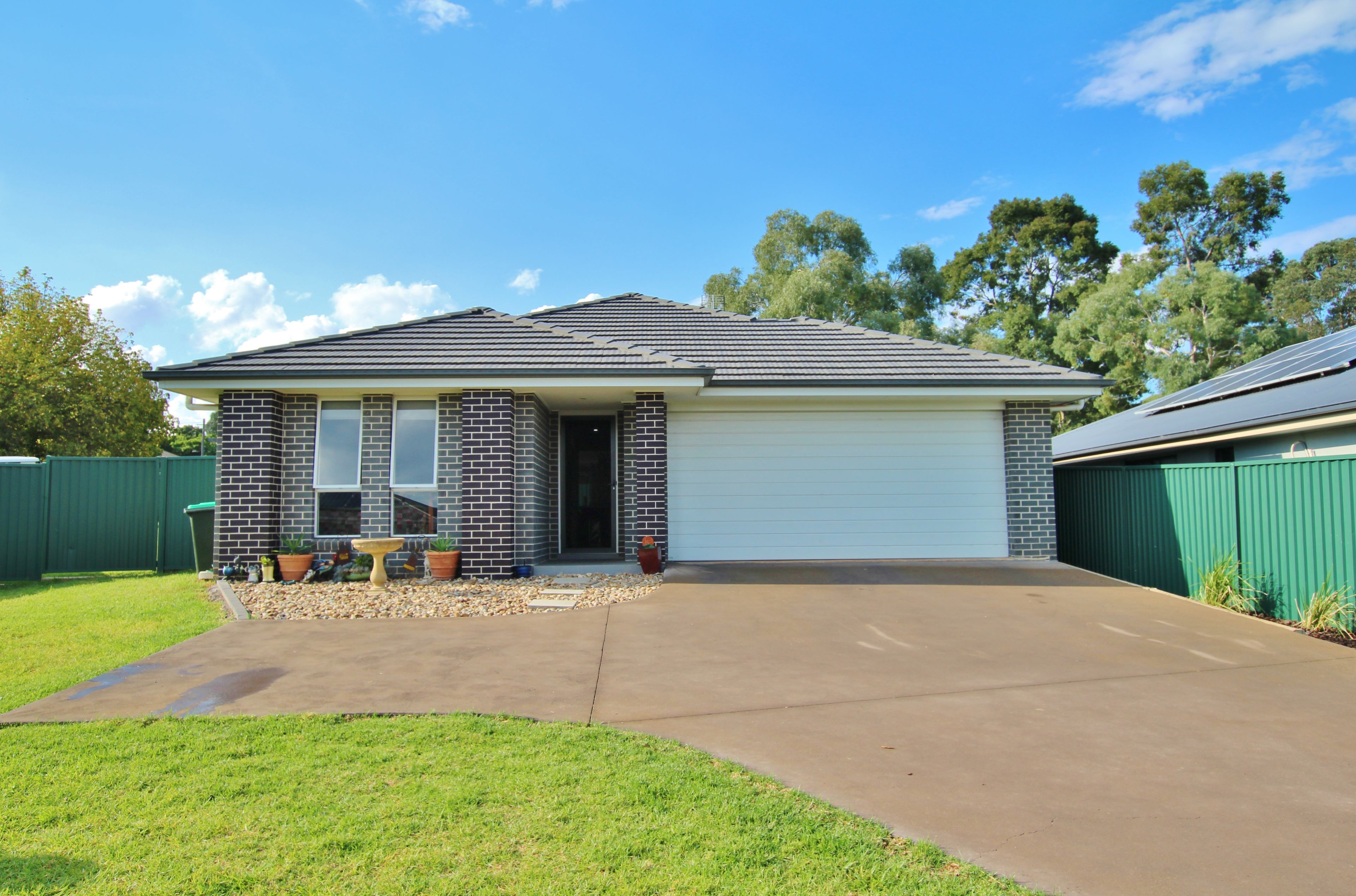 8 Molloy Place, Young NSW 2594