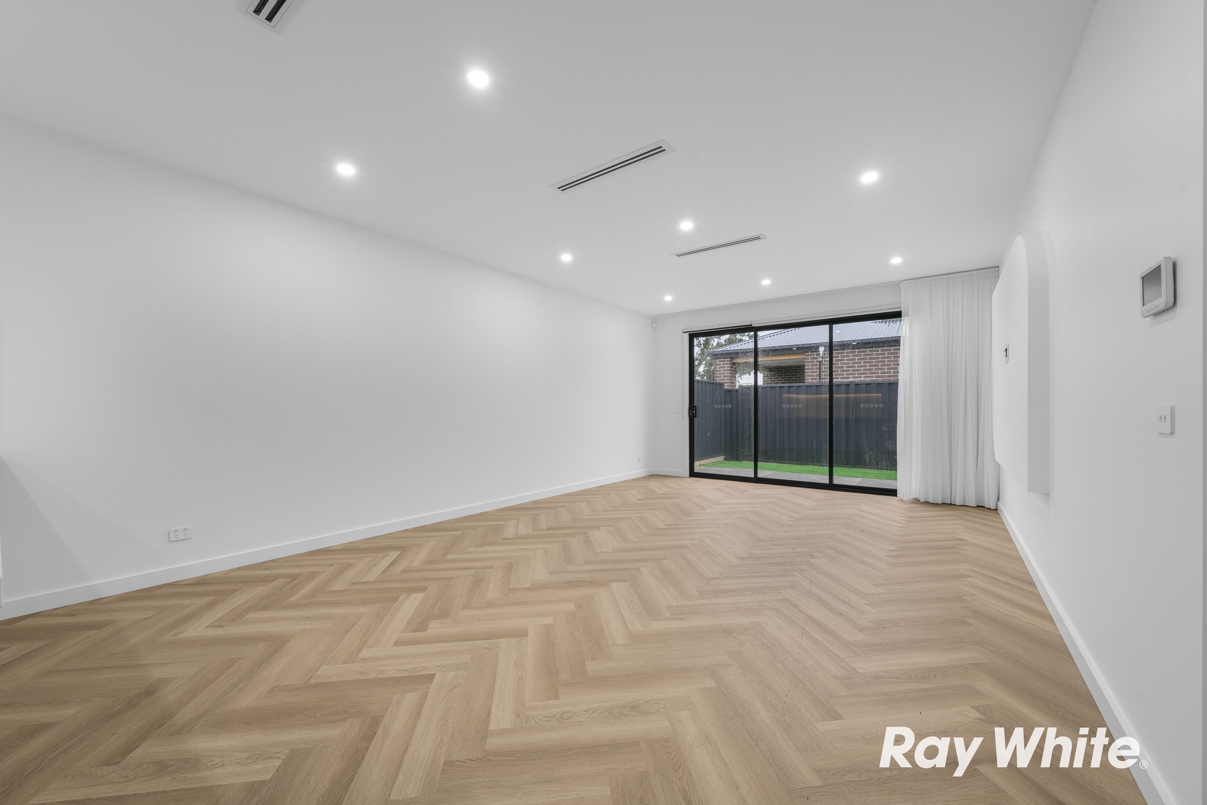 8 Castle Crescent — photo 4 of 9
