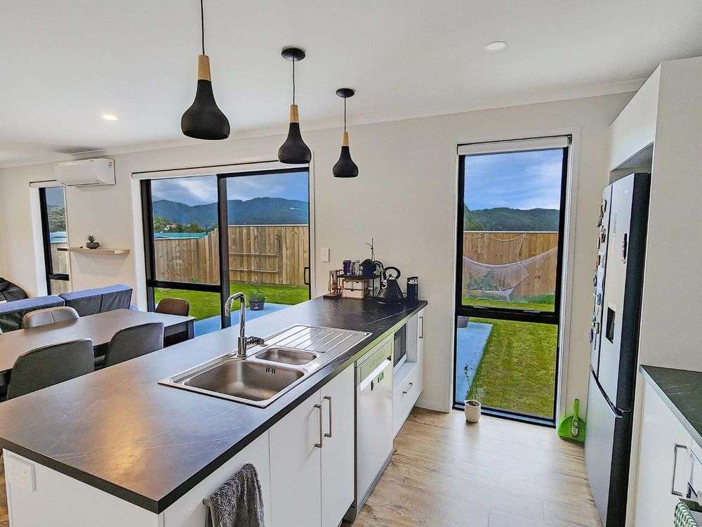72 Antrim Crescent photo 2