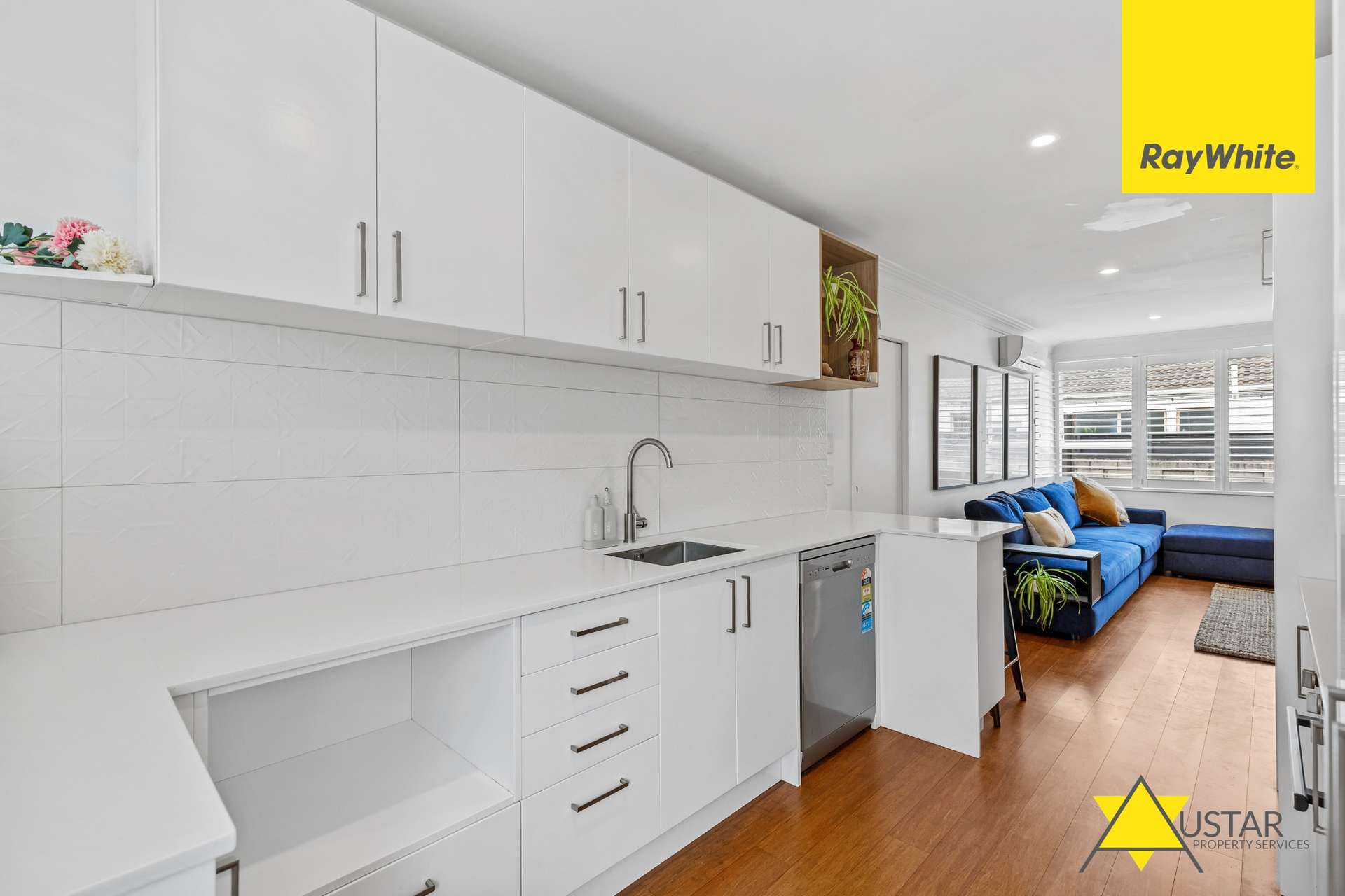 2/126 Astley Avenue photo 3