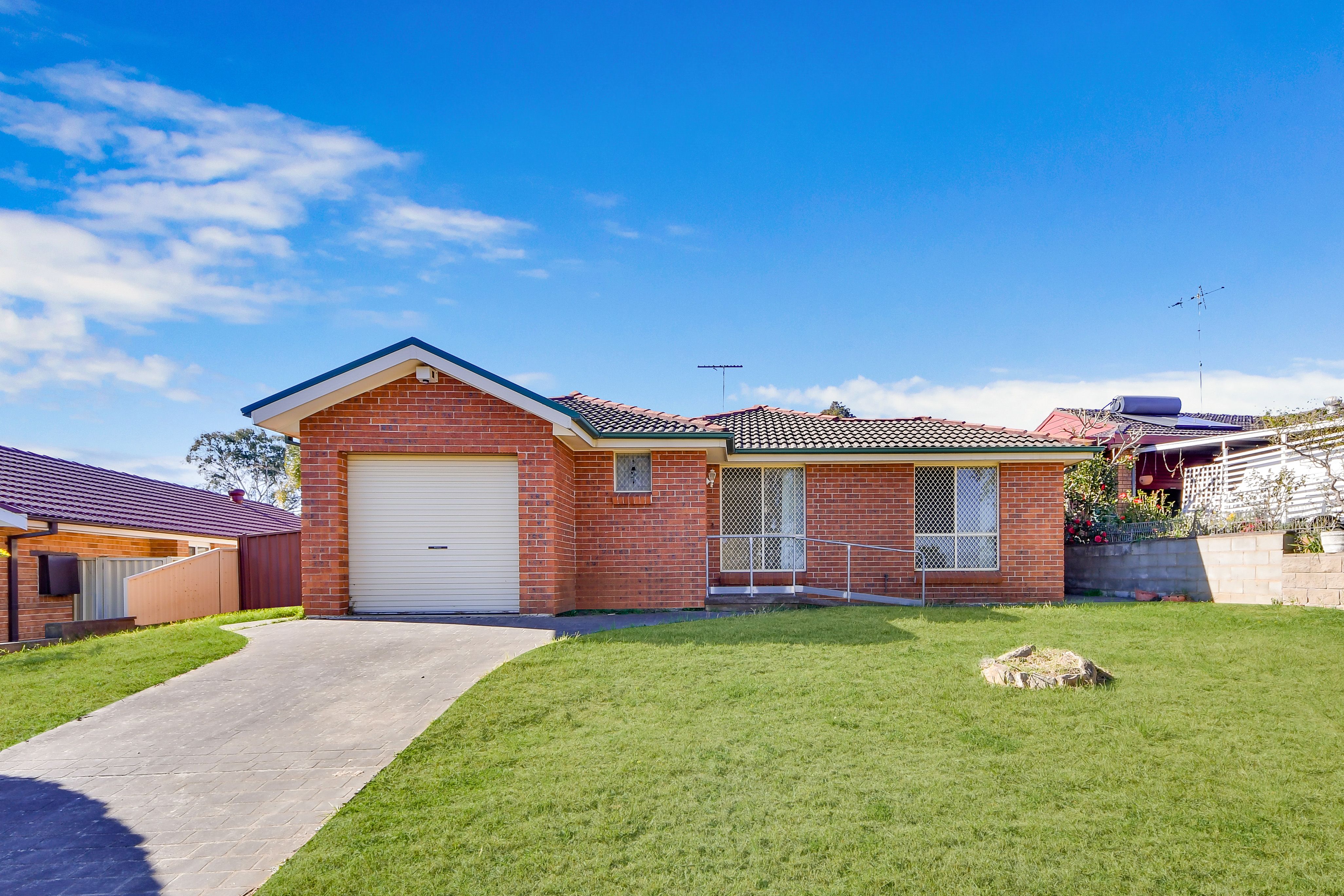 16 Ferdinand Place, Rosemeadow, NSW 2560