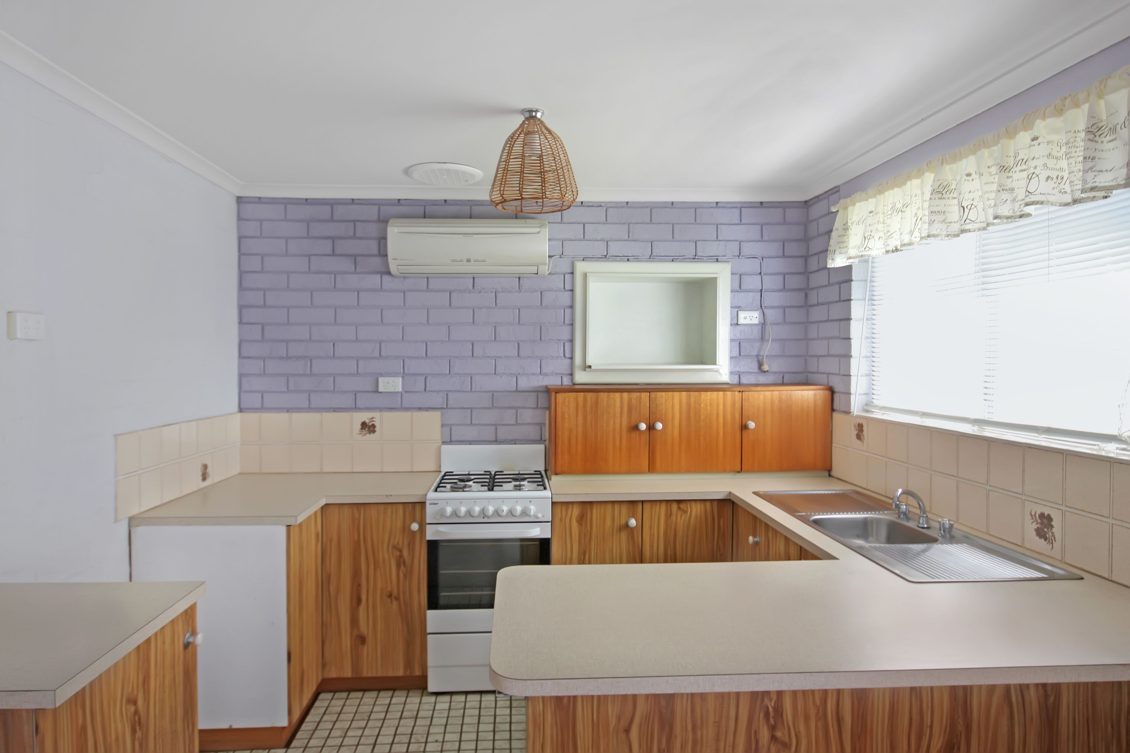 2/37 Hannah Street — photo 2 of 8