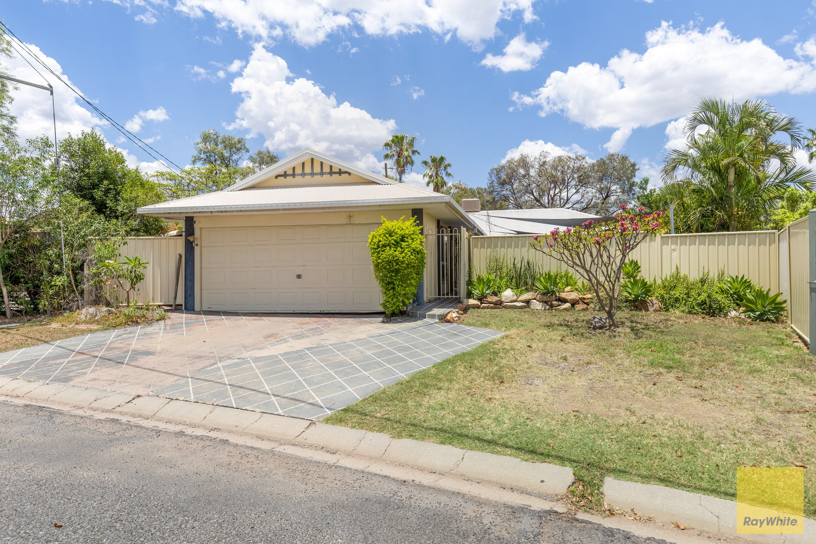 24 Cowan Crescent, Emerald, QLD 4720