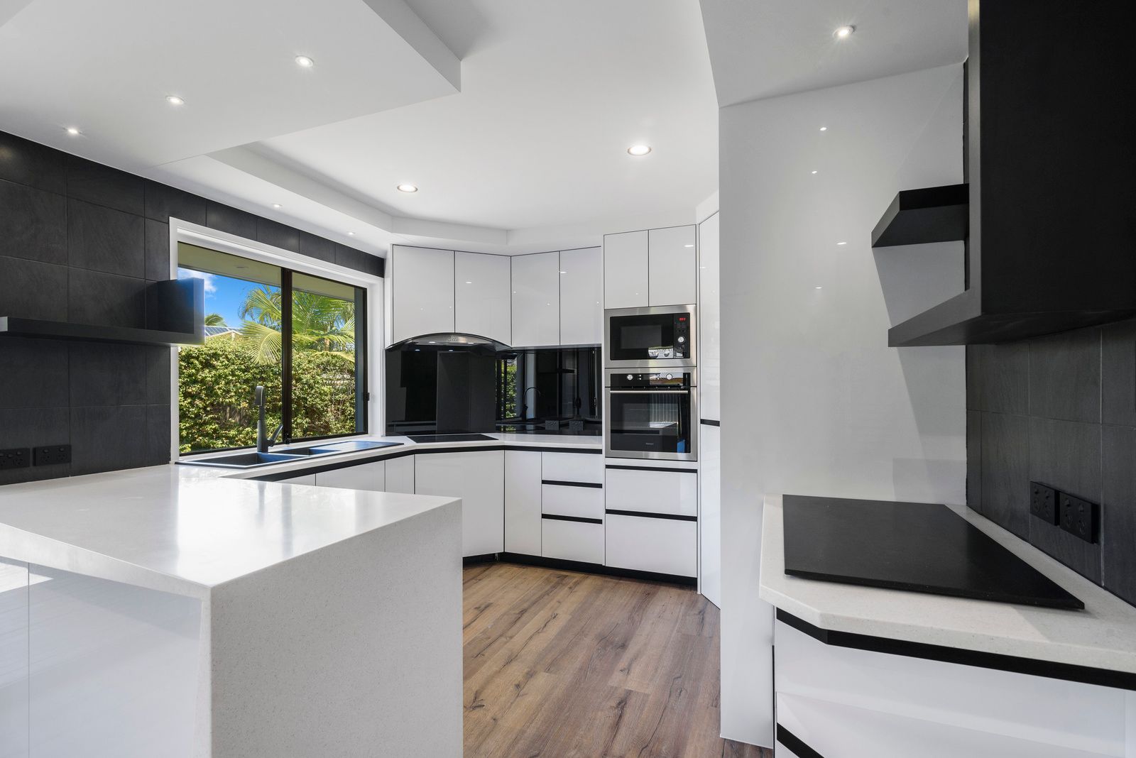 6 Whitehead Drive, Burleigh Waters QLD 4220