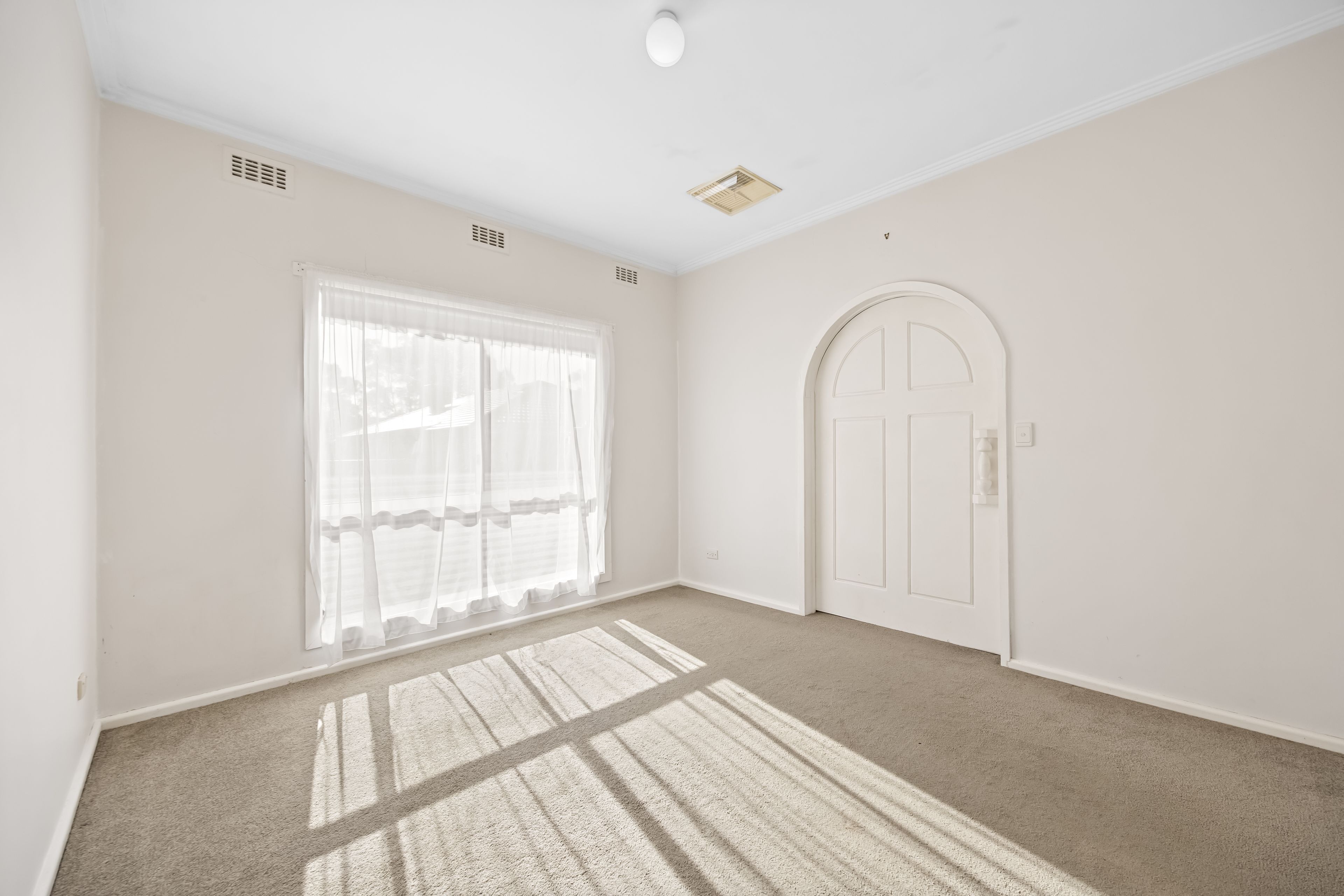 18 Acacia Avenue — photo 12 of 23