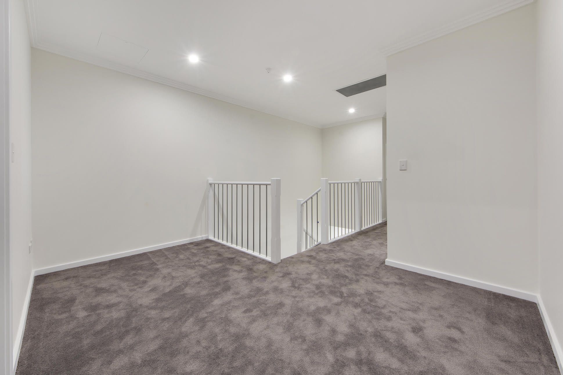 8 Hilltop Crescent — photo 4 of 10