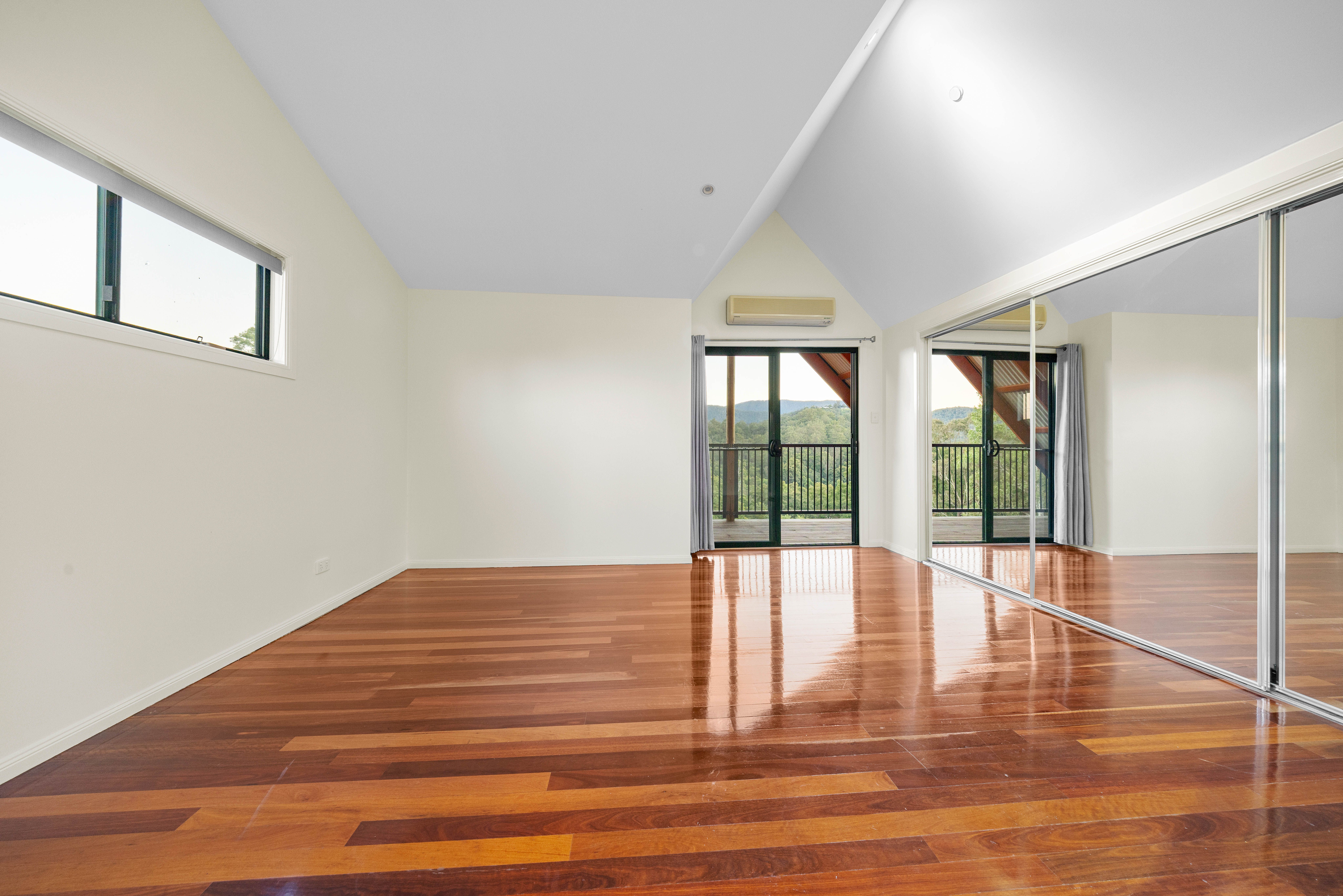'Twin Peaks' - Idyllic Lifestyle, Spectacular Views And So Much More — photo 9 of 24