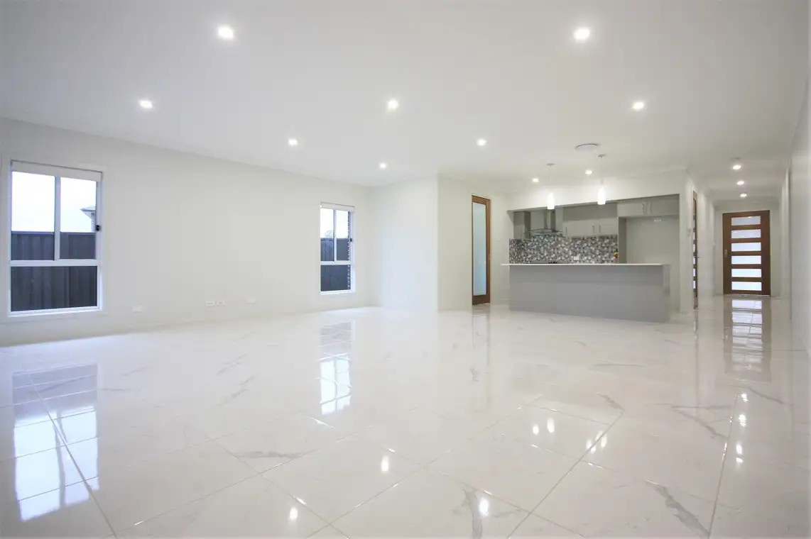 16 Crowley Boulevard, Claymore, NSW 2559