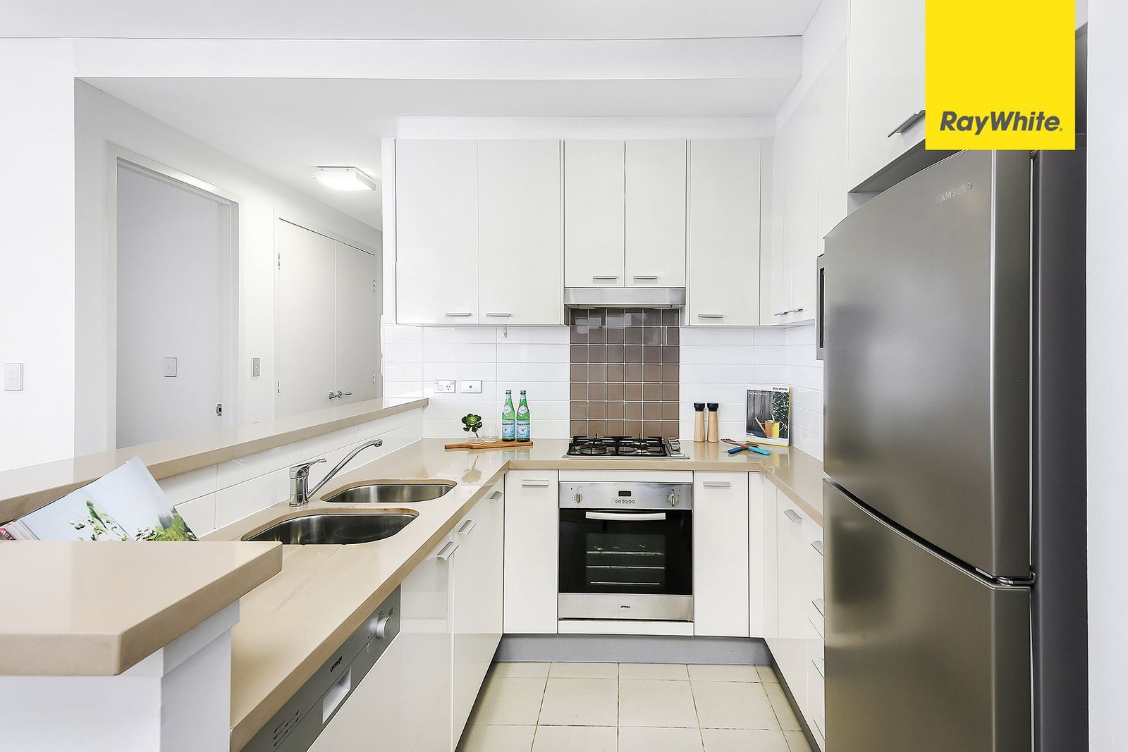 525/60 Walker Street — photo 8 of 11