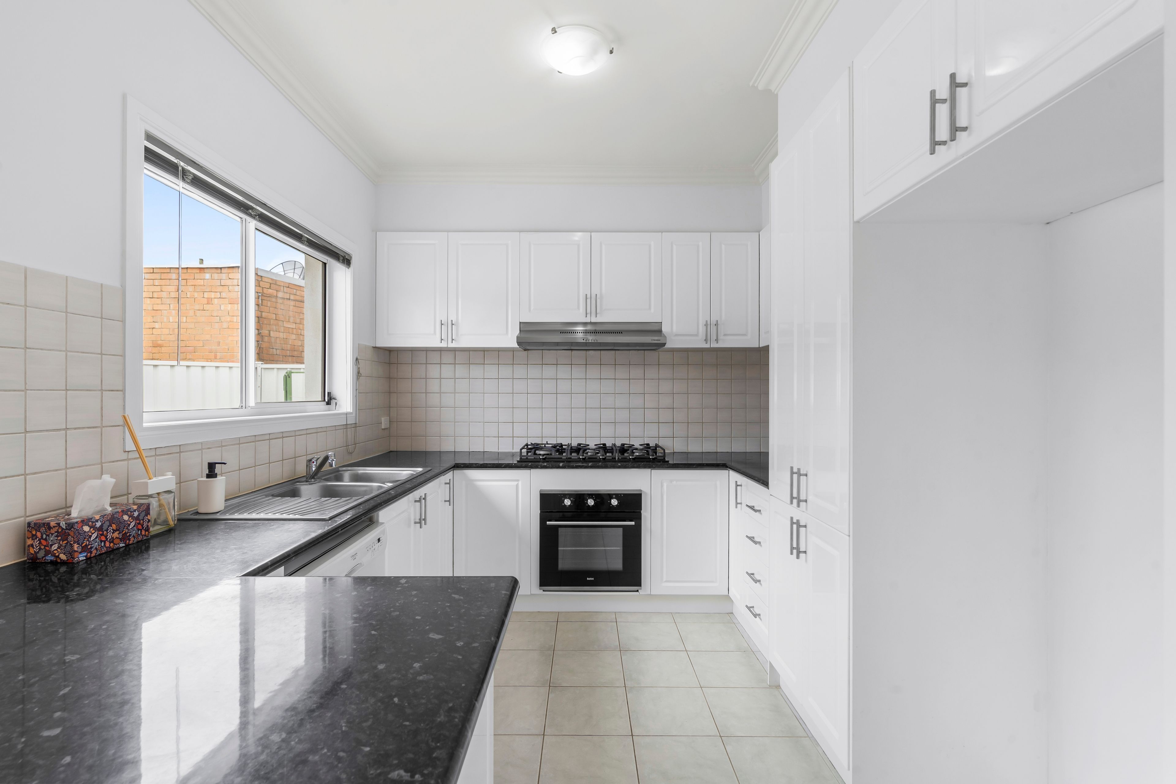 2/132 Kitchener Street — photo 4 of 10
