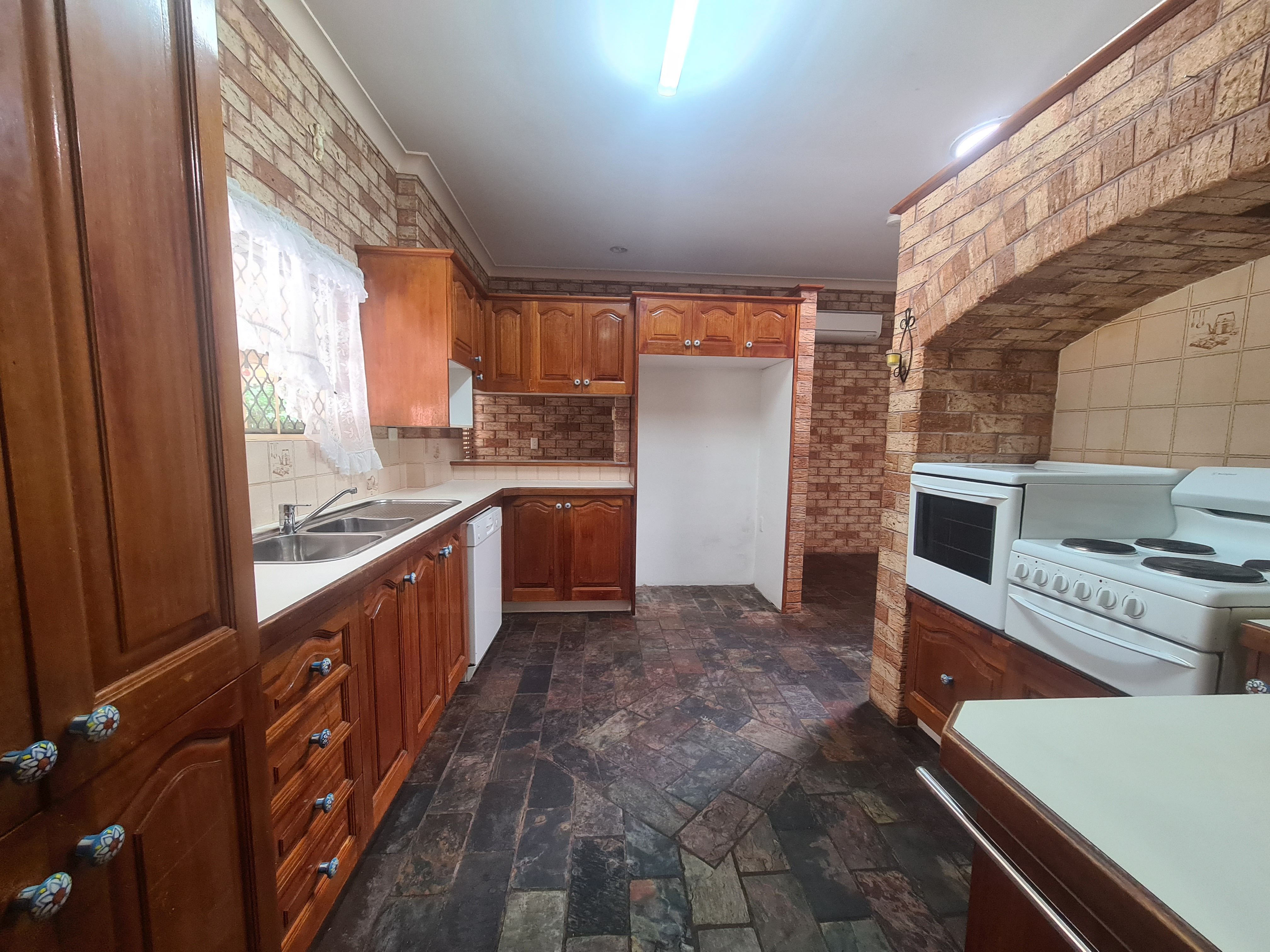 48 Owens Cresent — photo 5 of 8