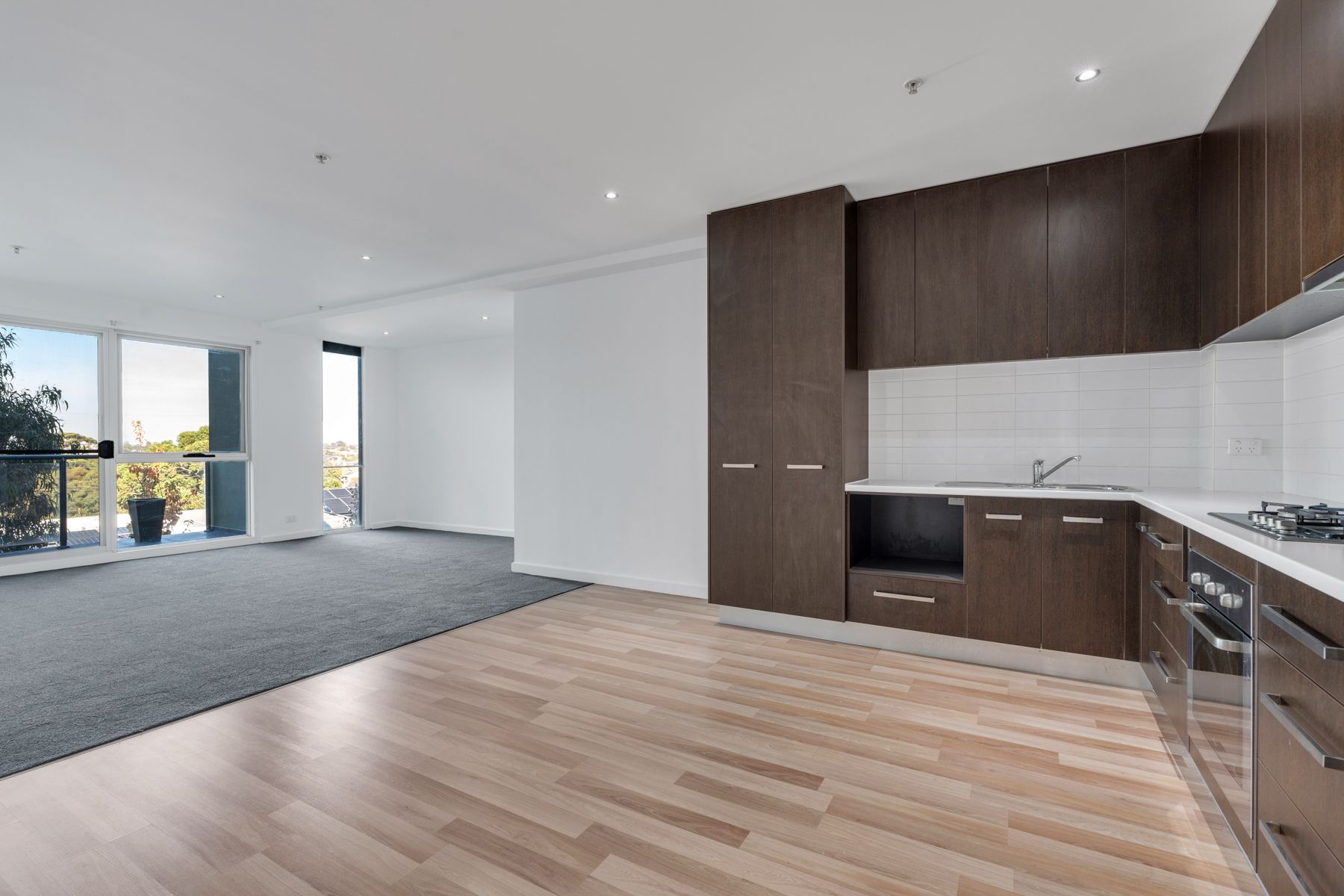33/777 Bell Street — photo 3 of 16