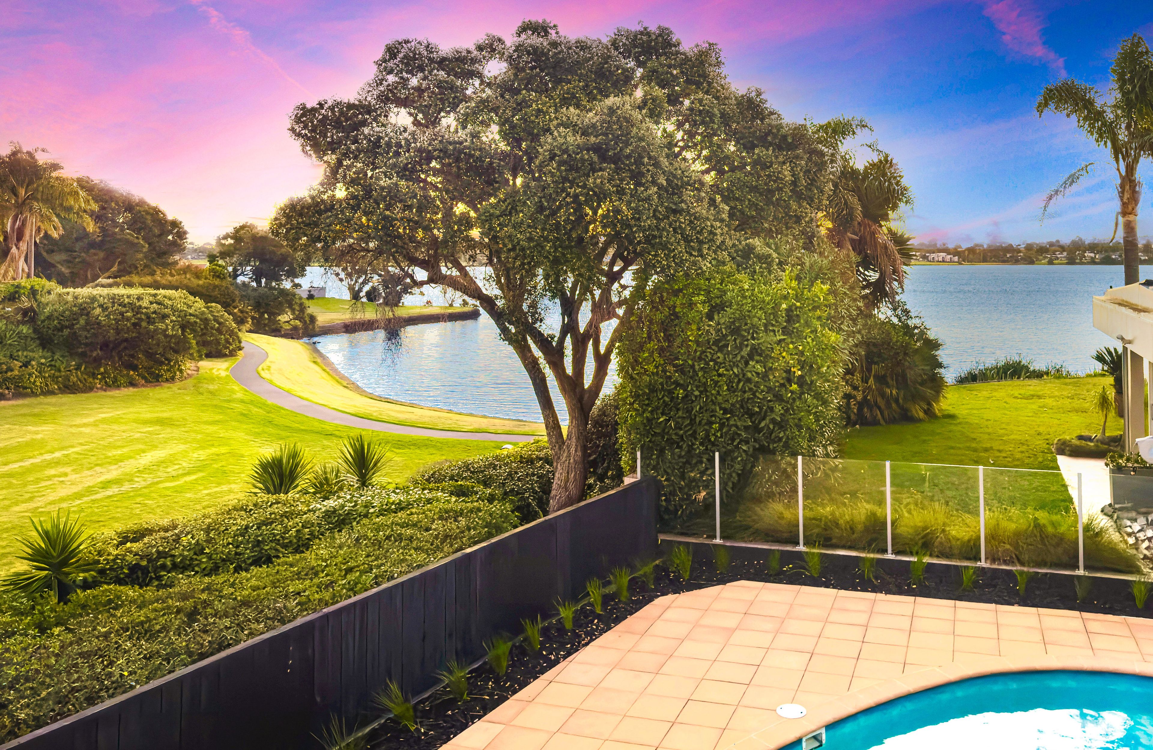 1/16 Oleander Point, Farm Cove, Manukau City