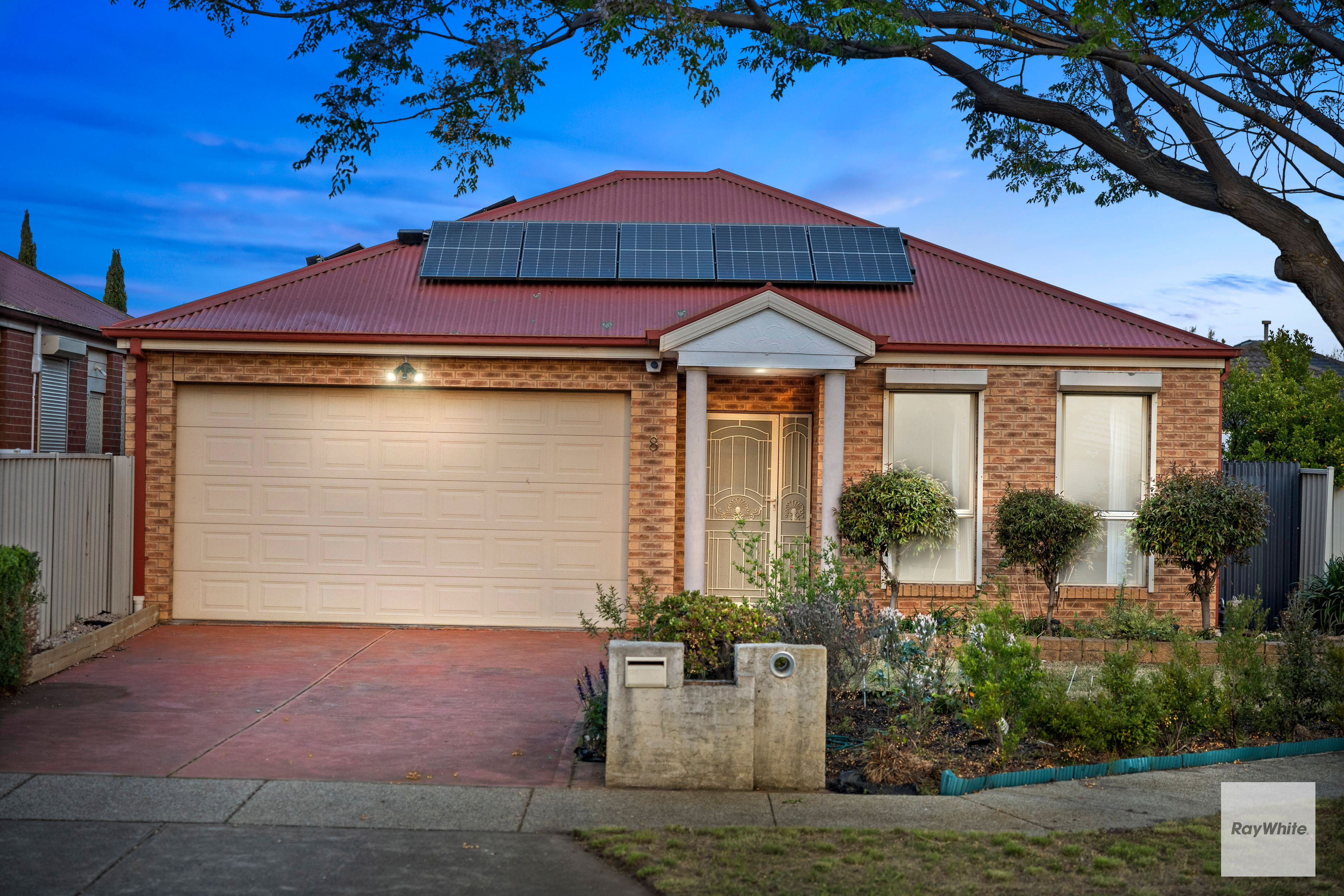 8 Waranga Close , Caroline Springs VIC 3023