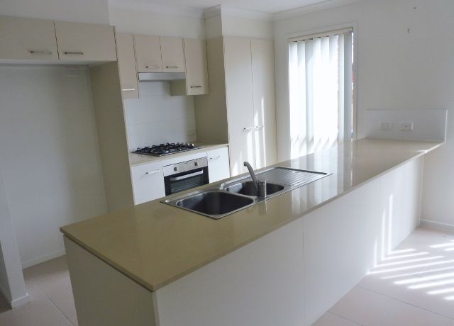 27 Naas Road, Clyde North, VIC 3978