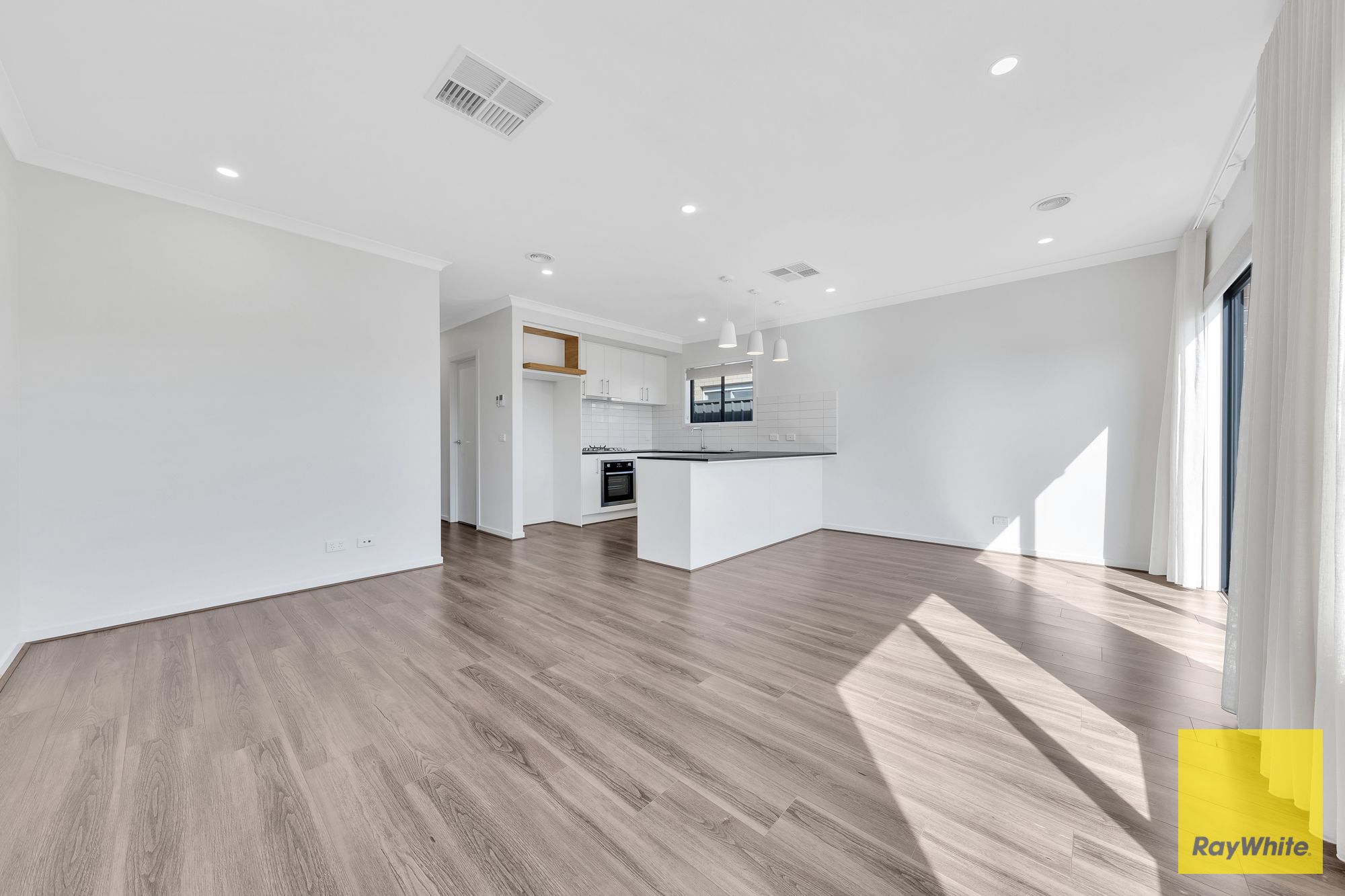 104 Medallion Boulevard — photo 3 of 11