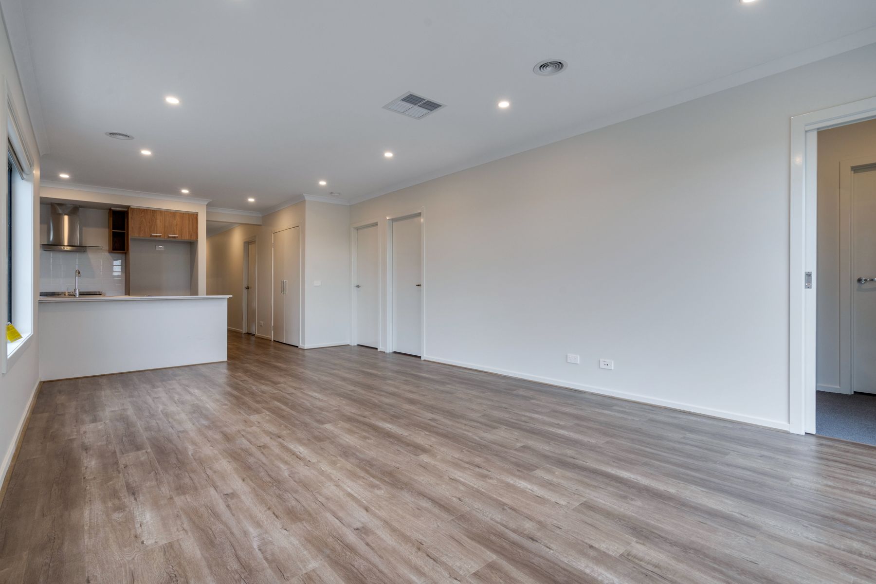 82 Molesworth Crescent — photo 4 of 21