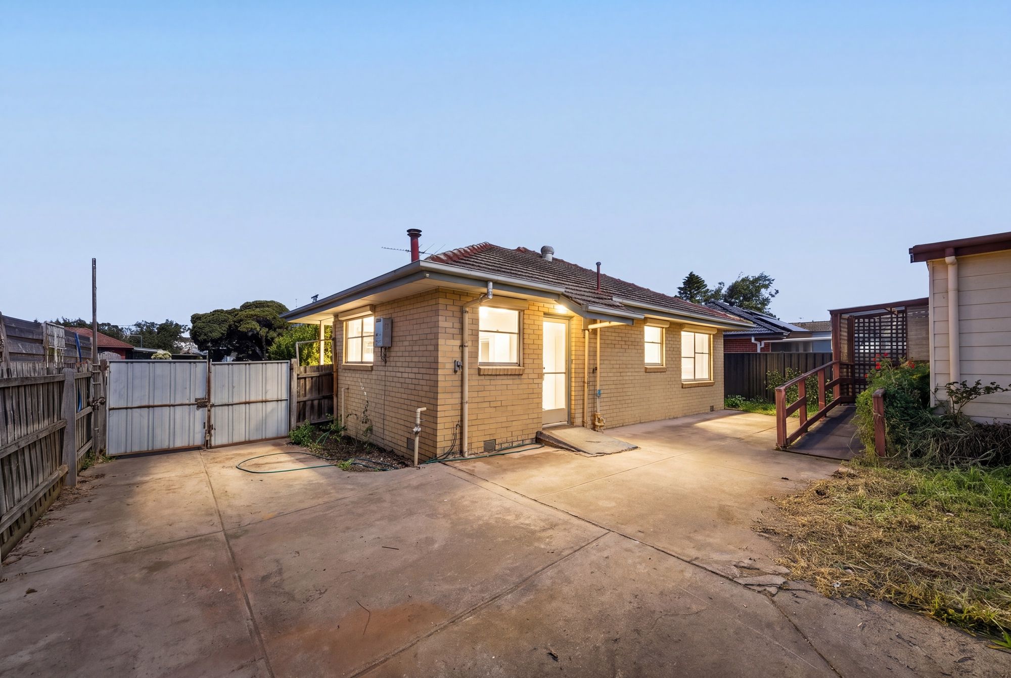 27 Robertson Crescent — photo 15 of 20