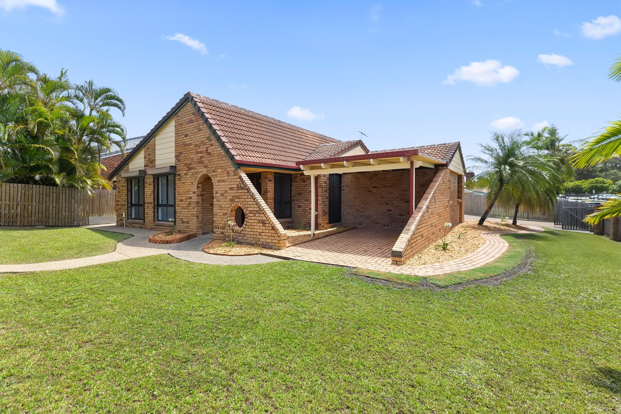 83 Scrub Road, Carindale, QLD 4152