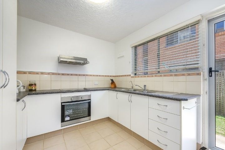 1/14 Central Street, Labrador, QLD 4215