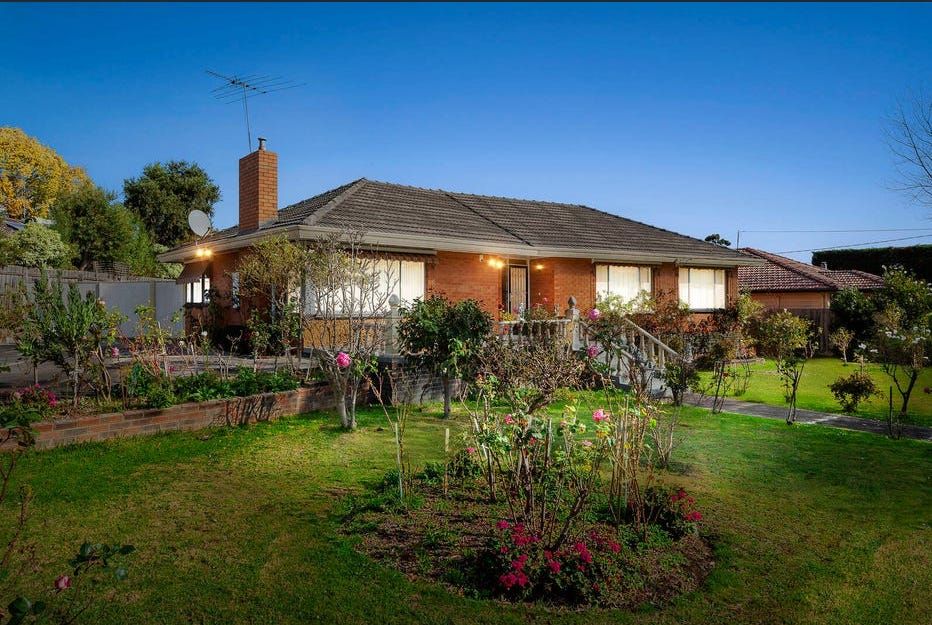 8 Fulton Crescent, Burwood VIC 3125