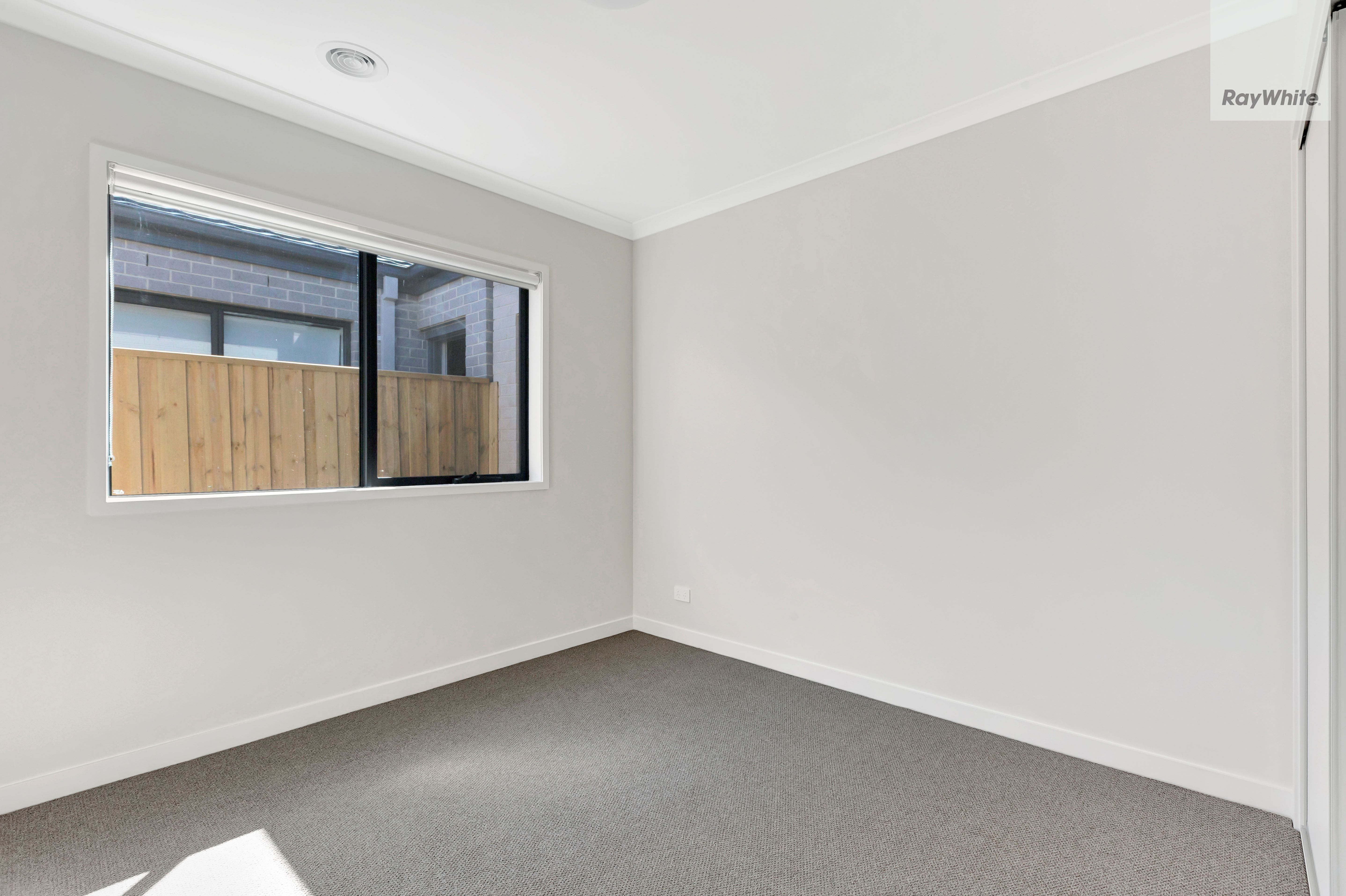 48 Birchwood Crescent — photo 11 of 12