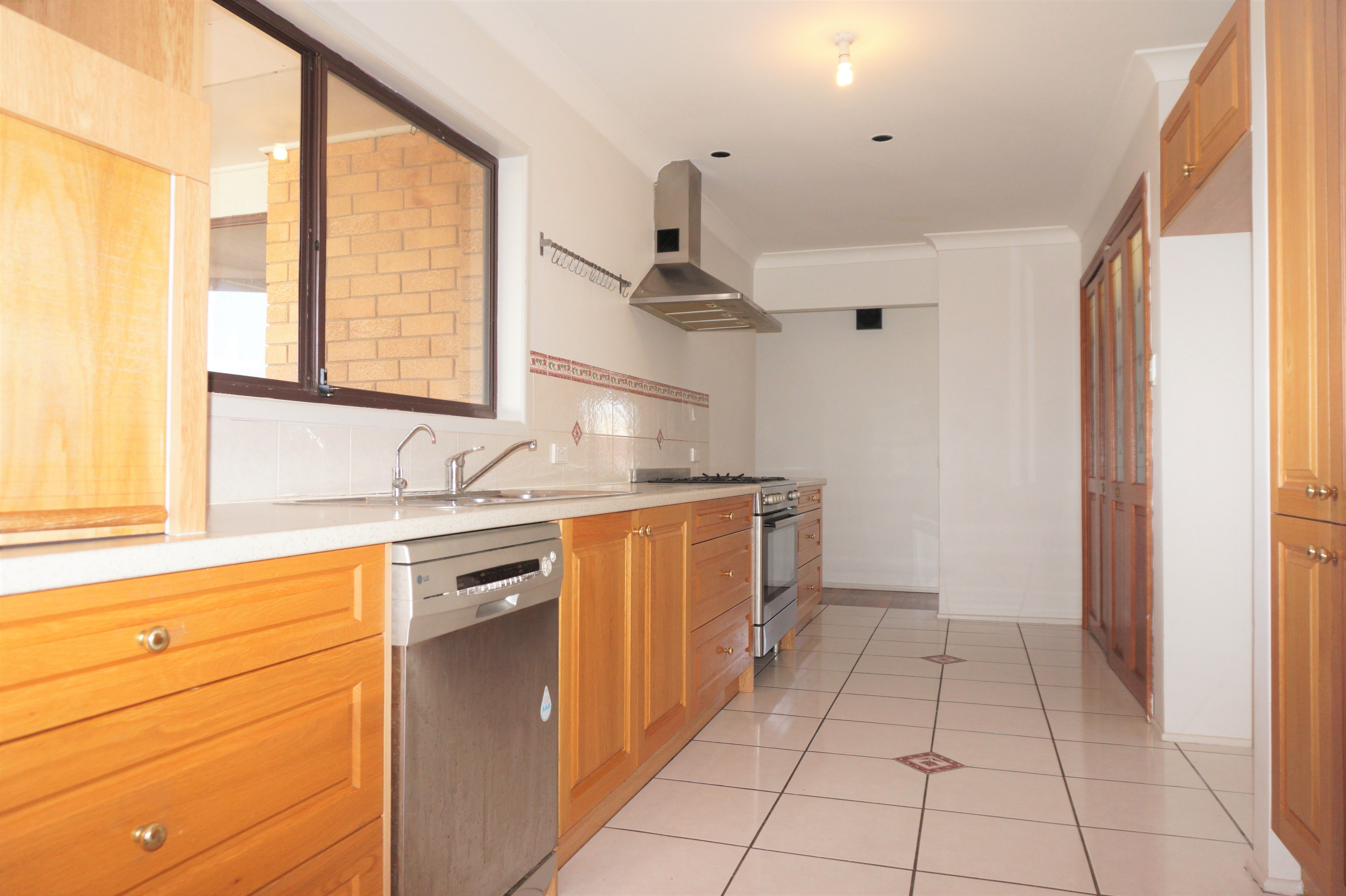 10 Hilarie Avenue, Springwood, QLD 4127