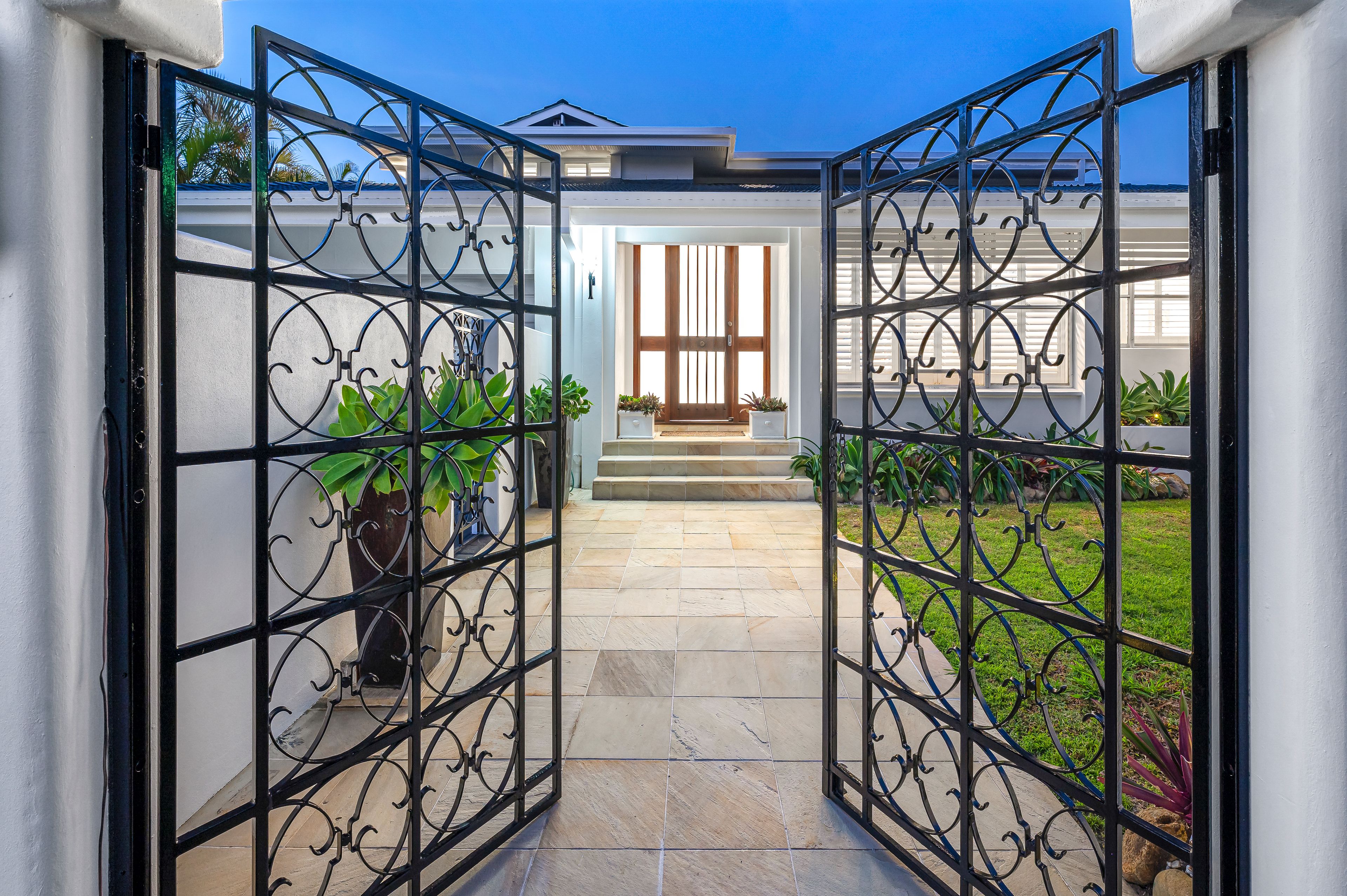 8 River Crescent, Broadbeach Waters, QLD 4218