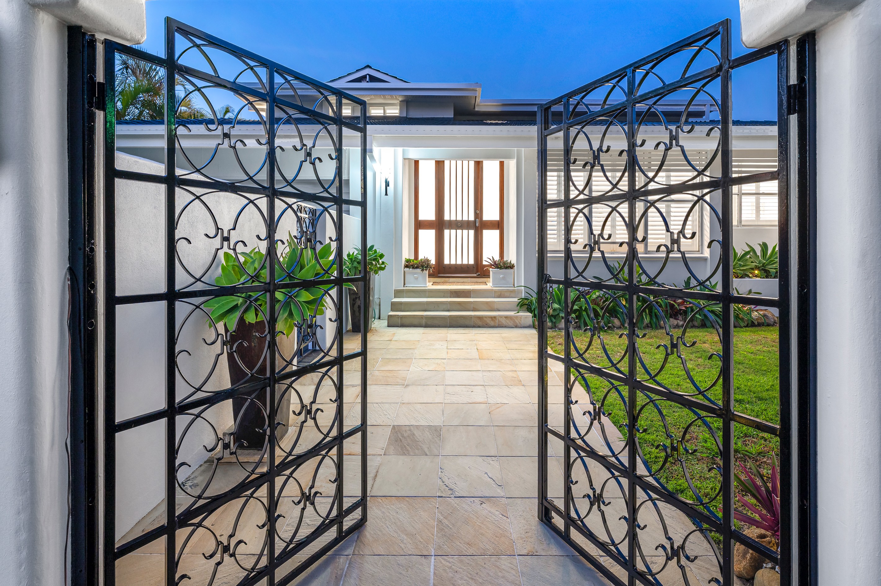 8 River Crescent, Broadbeach Waters, QLD 4218