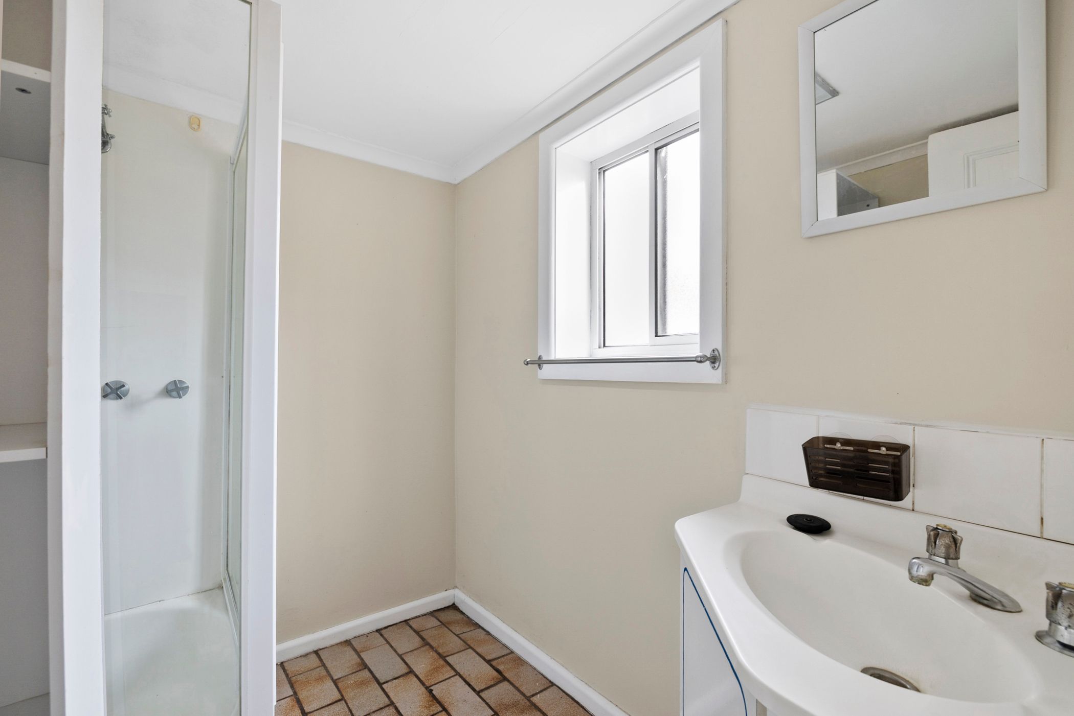 120 Elsworth Street East — photo 5 of 6
