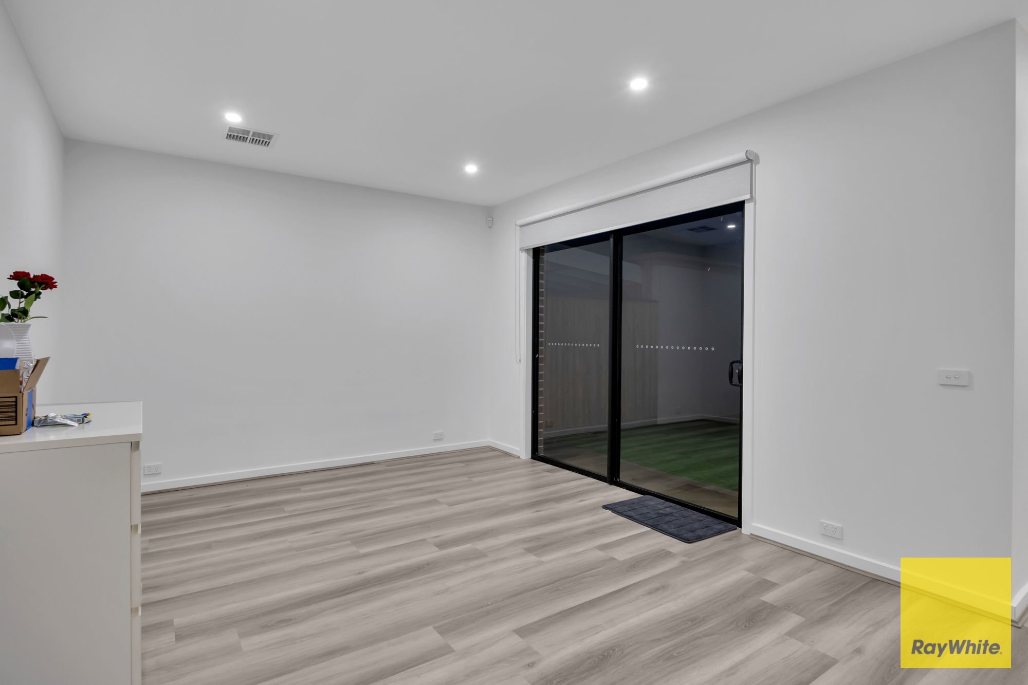 11 Flag Boulevard — photo 11 of 18