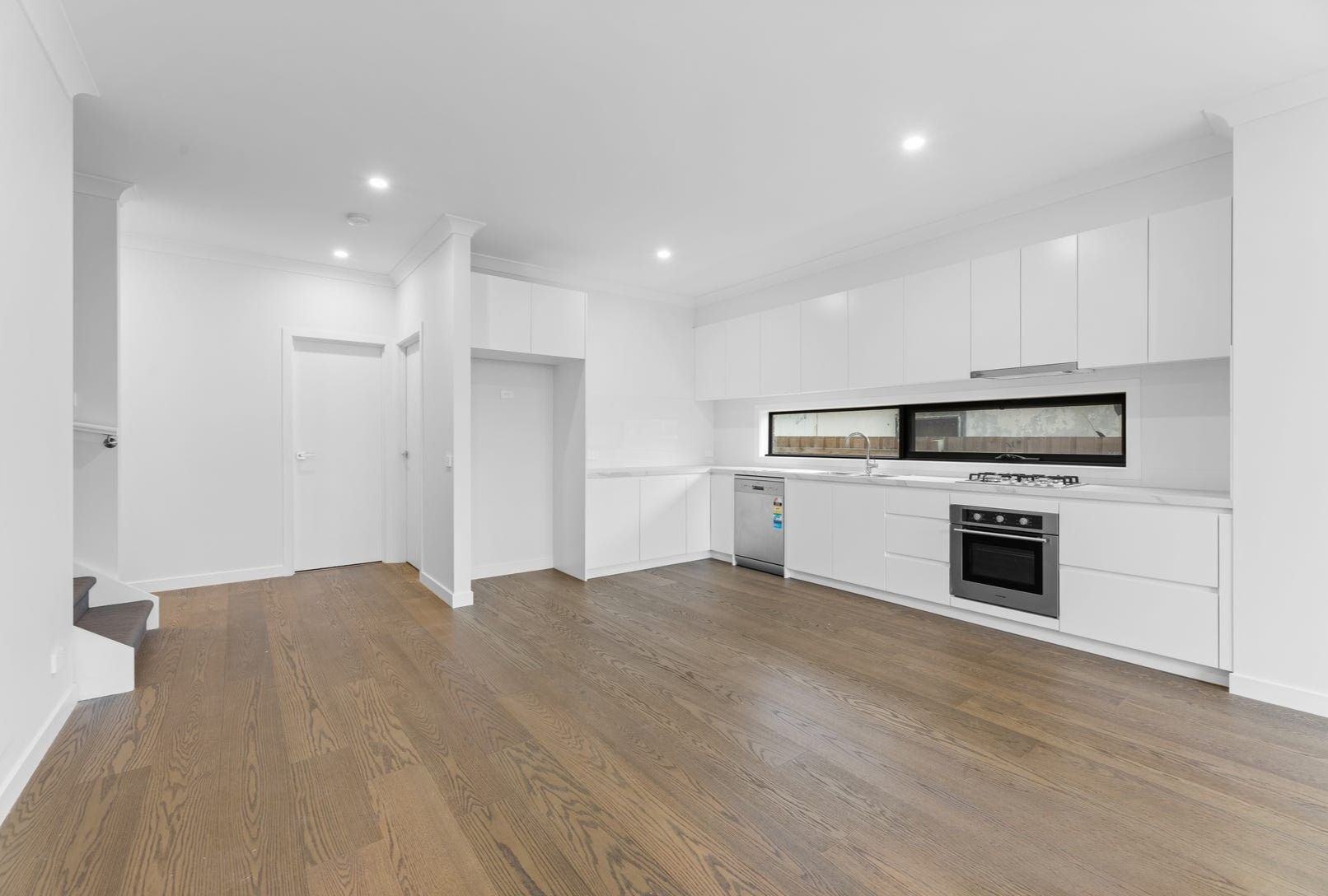 3/8 Birdwood Avenue — photo 5 of 7