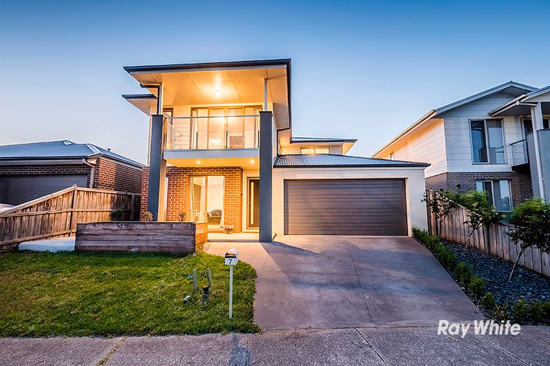 7 Maeve Circuit, Clyde North VIC 3978
