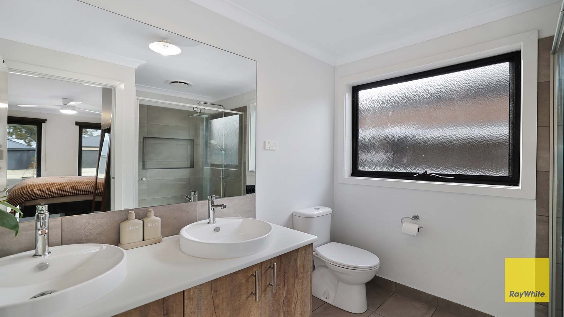 15 Parkside Crescent — photo 13 of 18