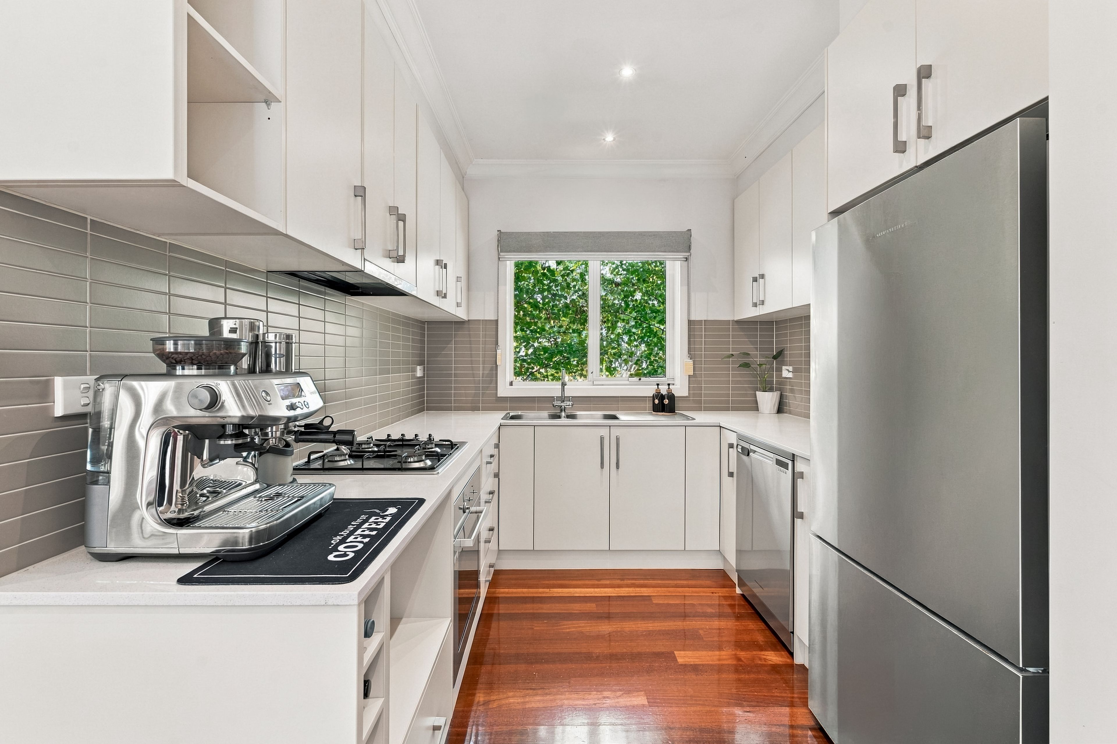 1/6 Merrilands Road — photo 6 of 12