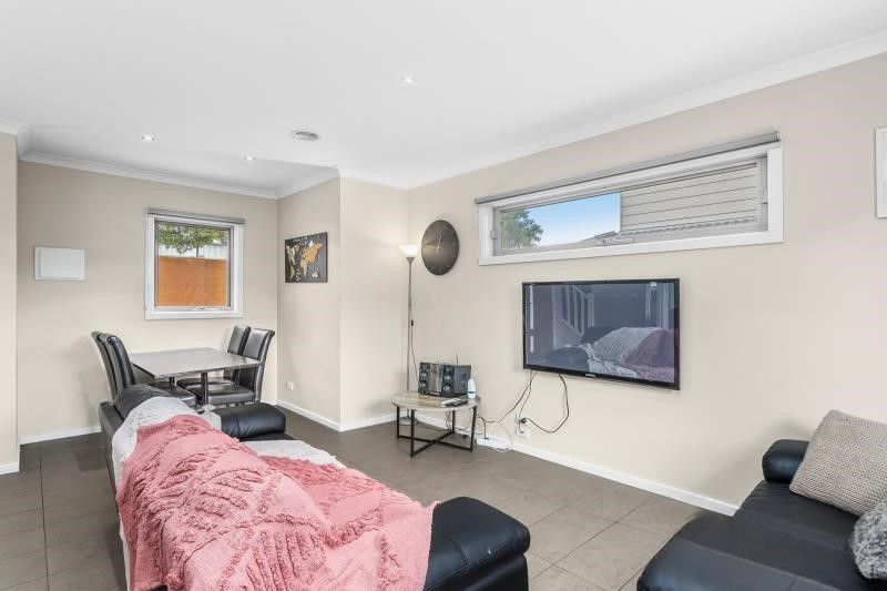 2/18 Viola Avenue, Brooklyn, VIC 3012