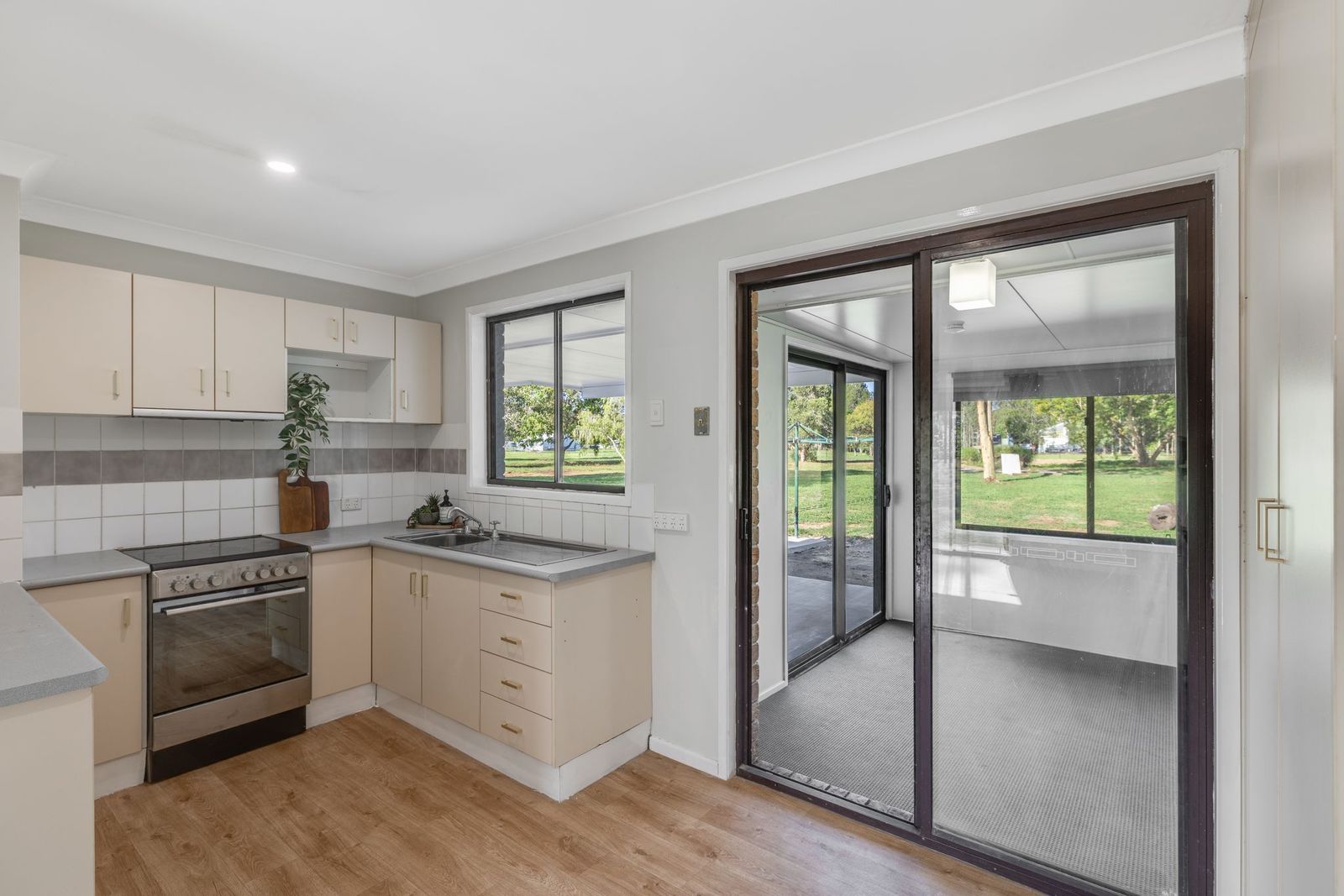 28 Eileen Court — photo 5 of 14