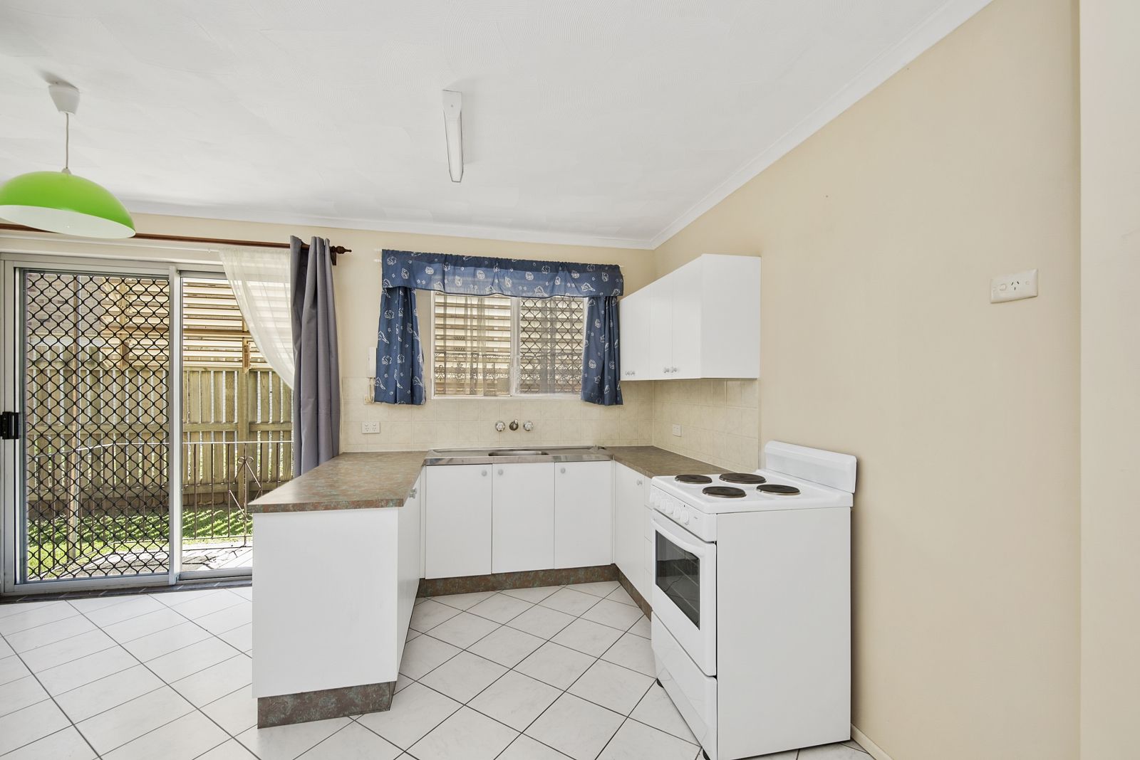 2/10 Meredith Street, Redcliffe, QLD 4020