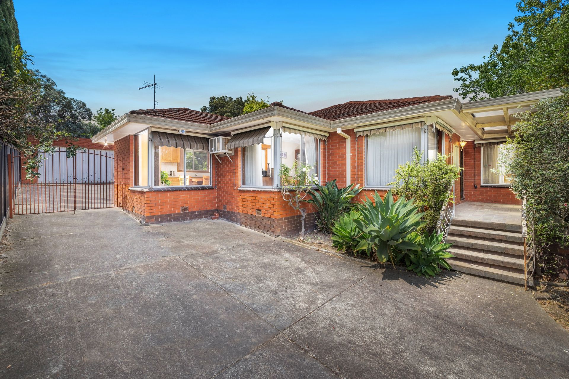 16 Talbot Road