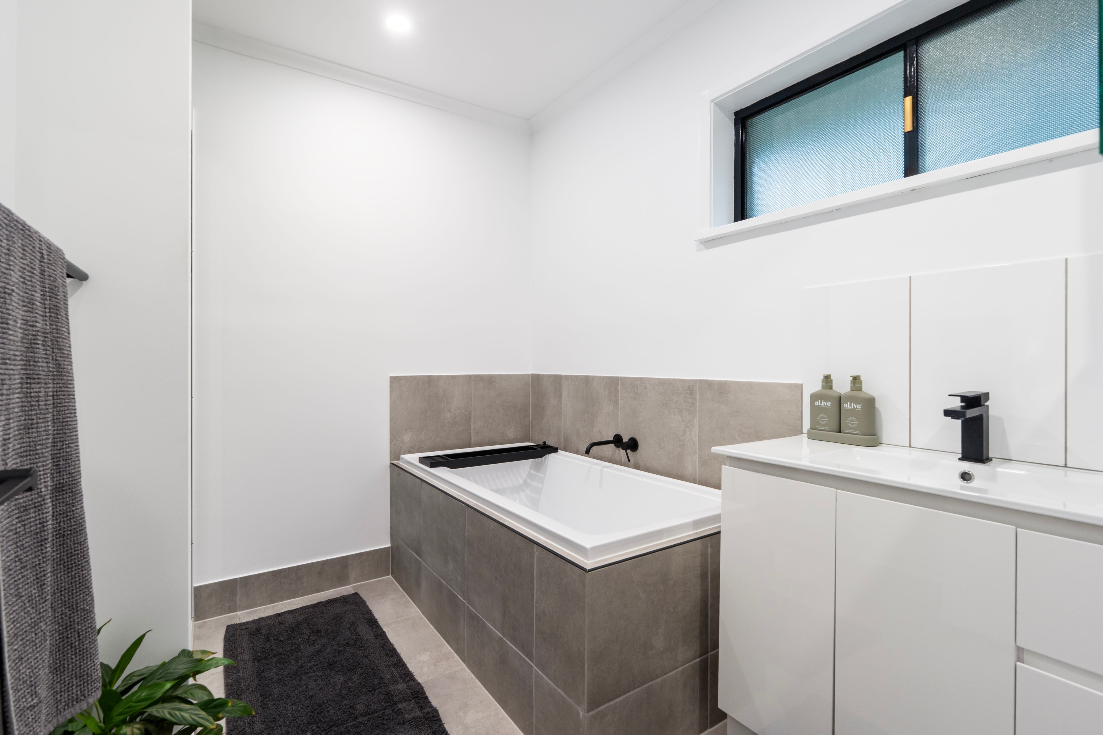 383 Dale Crescent — photo 10 of 13