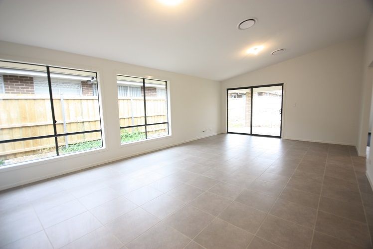 33 Wheatley Drive, Airds, NSW 2560