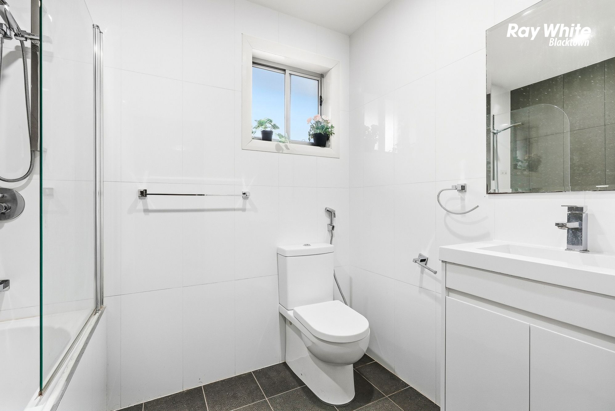 4/42 Highpoint Drive — photo 17 of 28